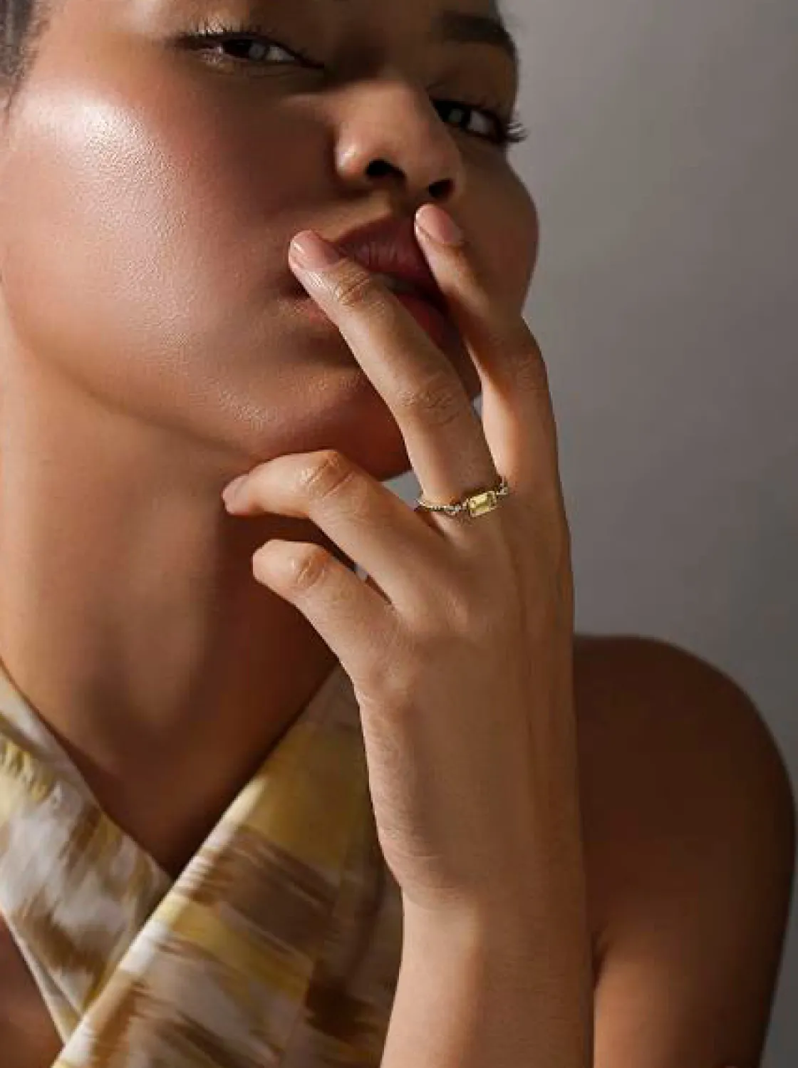 Anillos Dorados | Anillos Pequeños | LINEARGENT Anillos finos de plata diseño gema tono miel y circonitas