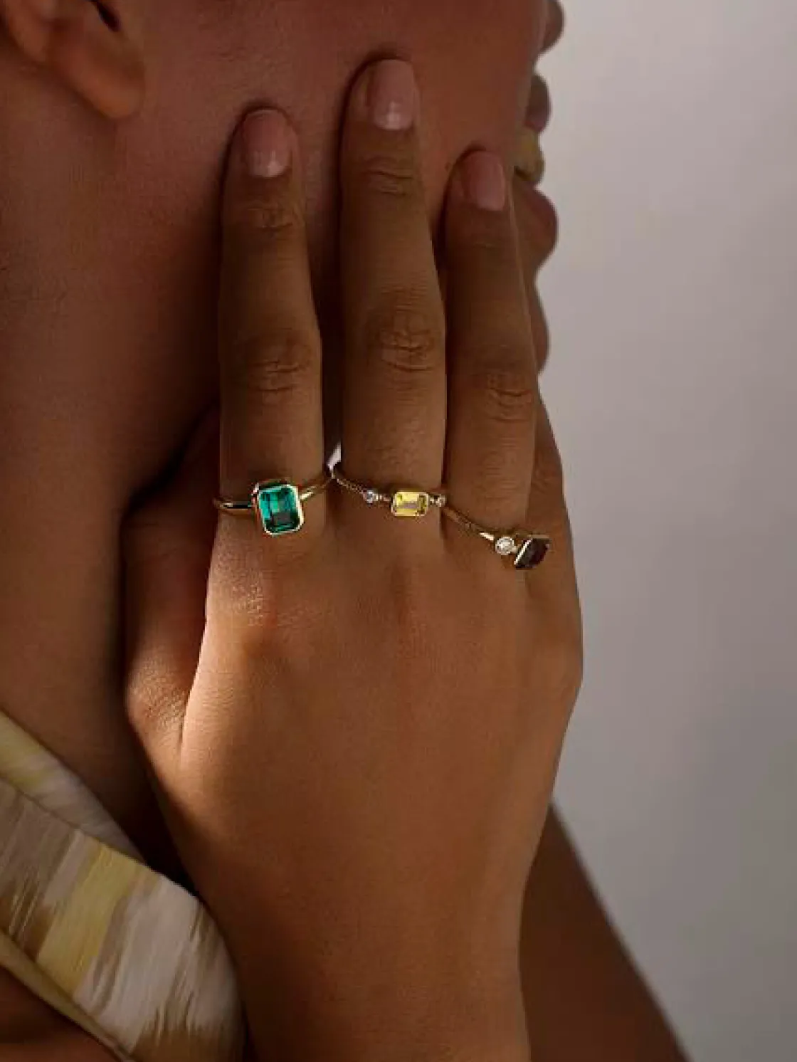 Anillos Dorados | Anillos Pequeños | LINEARGENT Anillos finos de plata diseño gema tono miel y circonitas