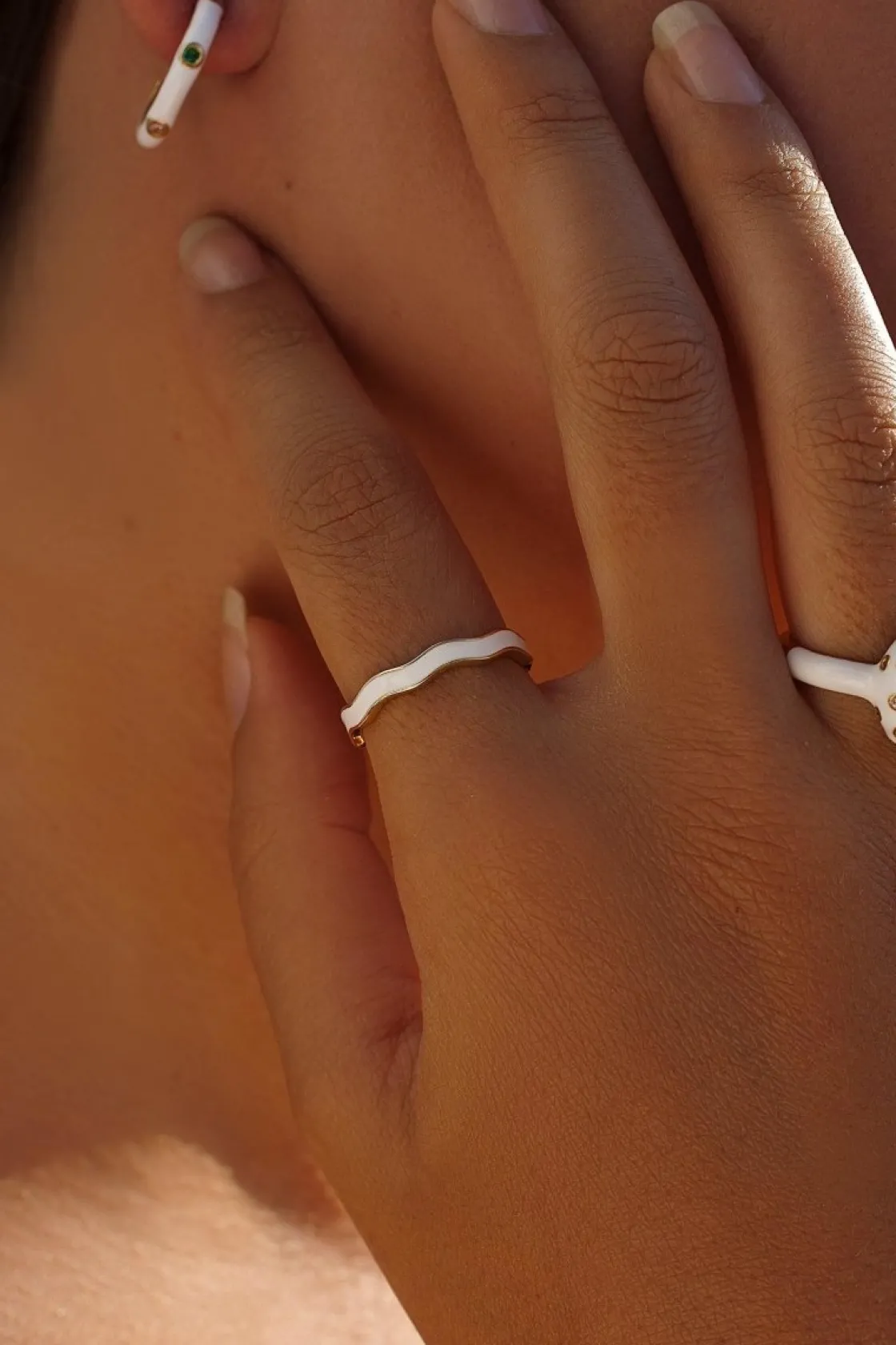 Anillos Pequeños | Anillos Finos | LINEARGENT Anillos finos de plata esmalte blanco diseño curvilíneo