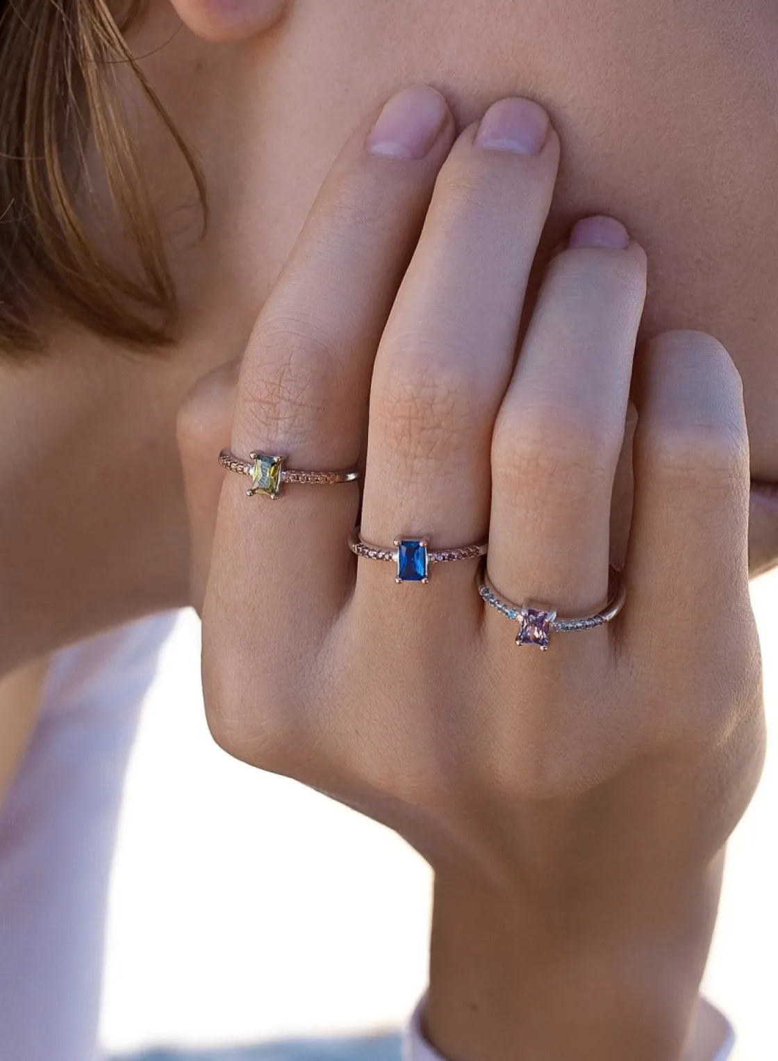Anillos Pequeños | Anillos Con Piedras | LINEARGENT Anillos finos diseño central rectangular tono verde