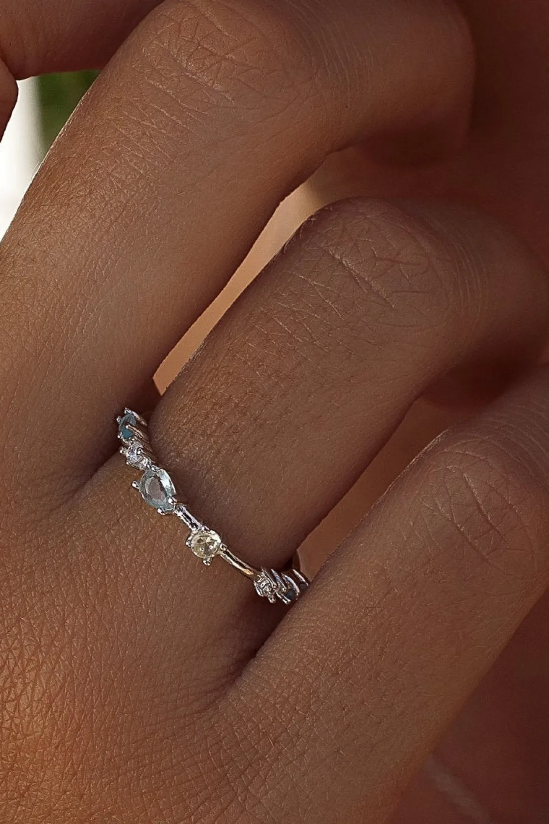 Anillos Pequeños | Anillos Con Piedras | LINEARGENT Anillos finos diseño de cuarzos adamantinos espaciados