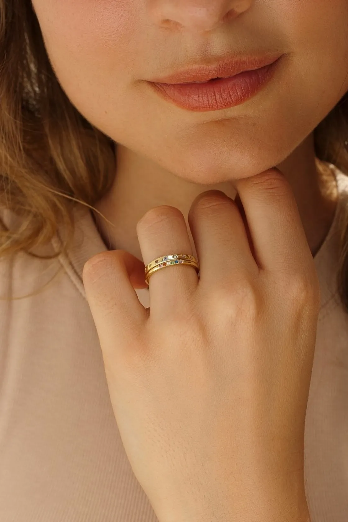Anillos Dorados | Anillos Pequeños | LINEARGENT Anillos finos en dorado diseño gemas multicolor