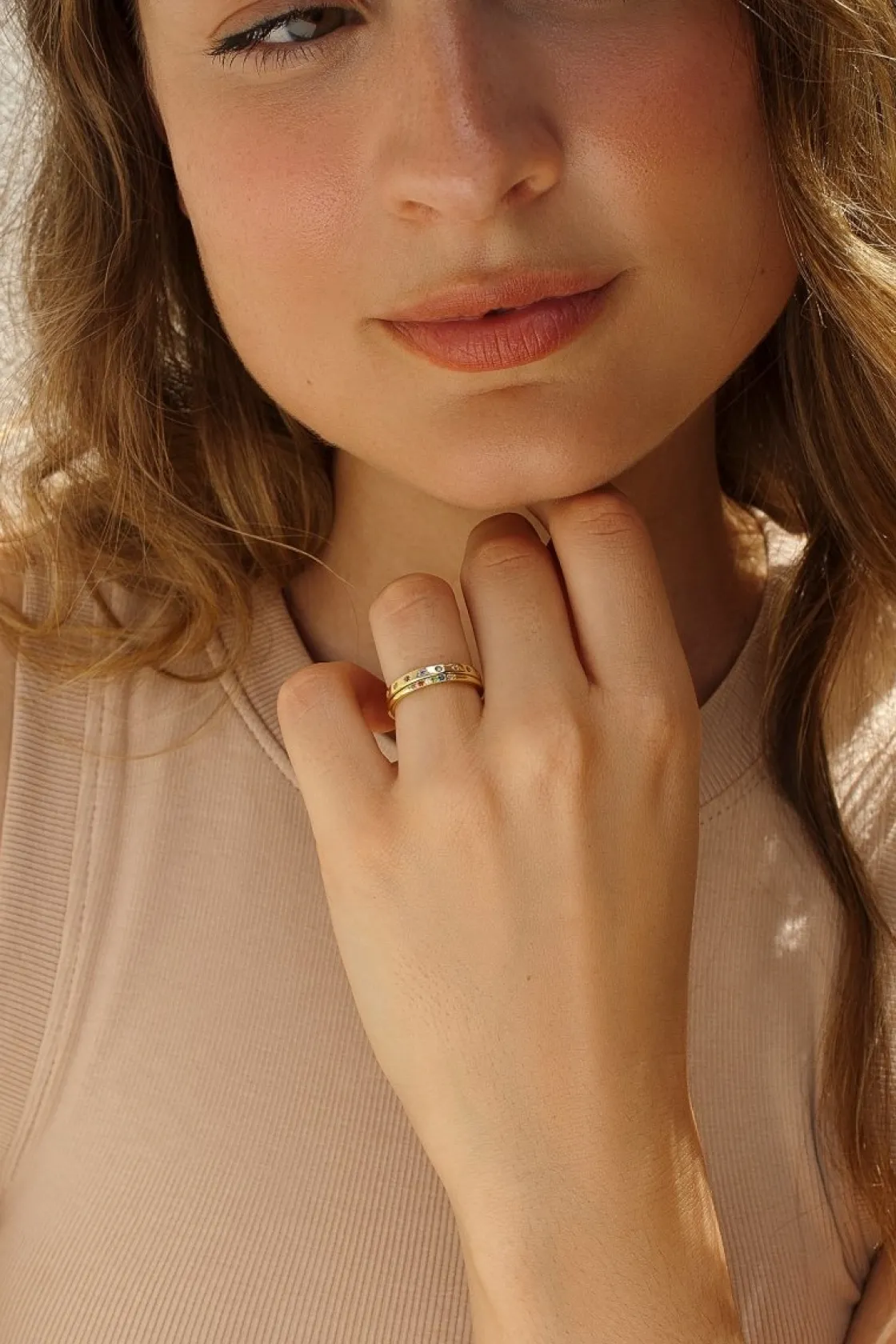 Anillos Dorados | Anillos Pequeños | LINEARGENT Anillos finos en dorado diseño gemas multicolor
