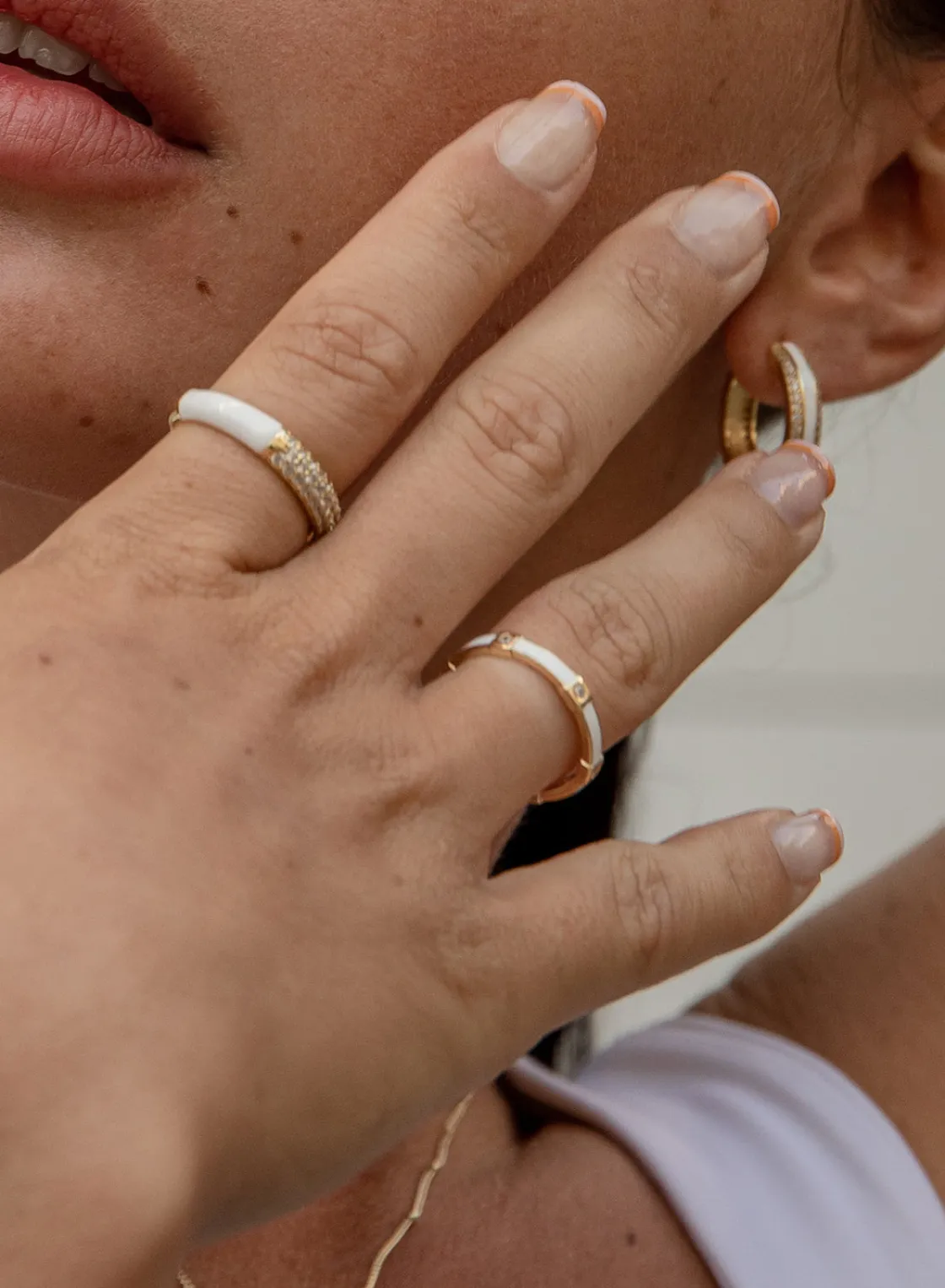 Anillos Pequeños | Anillos Finos | LINEARGENT Anillos finos esmalte en plata diseño escalonado blanco