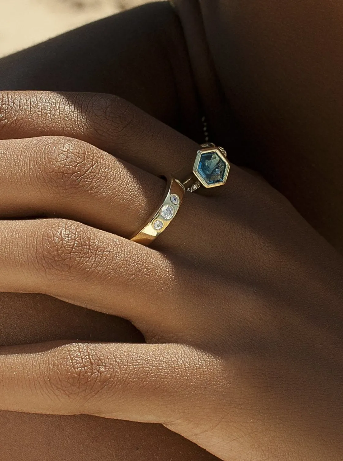 Anillos Dorados | Anillos Con Piedras | LINEARGENT Anillos finos multi diseño con circonitas y gema azul