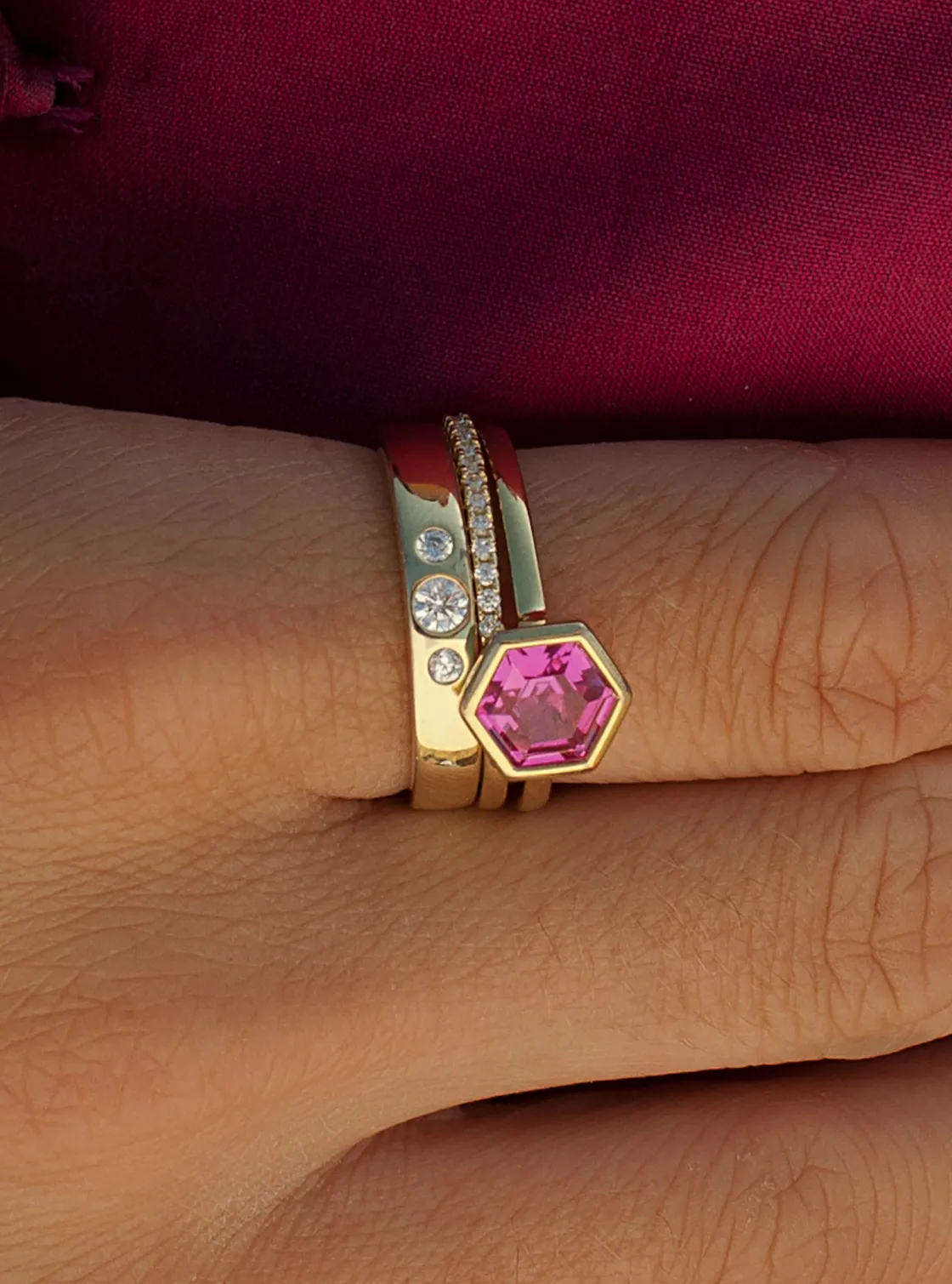 Anillos Dorados | Anillos Con Piedras | LINEARGENT Anillos finos multi diseño con circonitas y gema fucsia