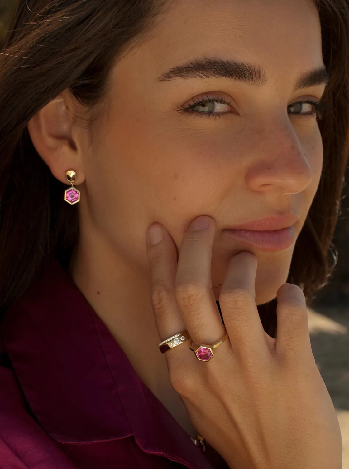 Anillos Dorados | Anillos Con Piedras | LINEARGENT Anillos finos multi diseño con circonitas y gema fucsia