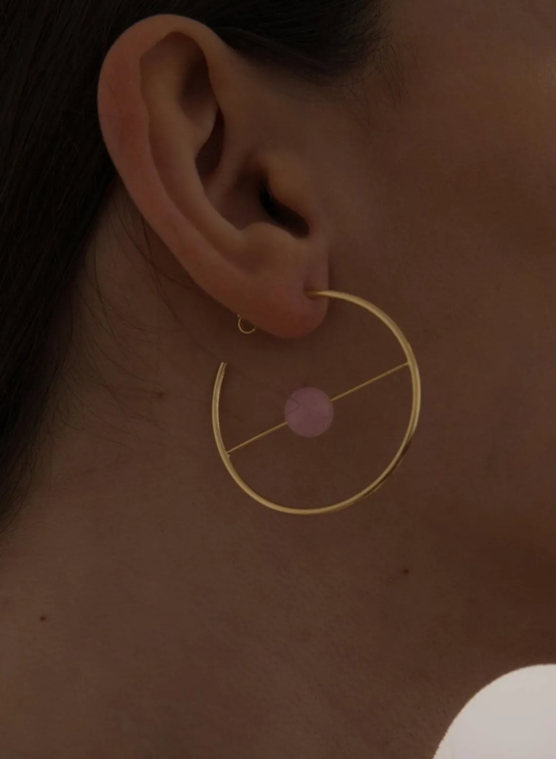 Pendientes Aro | LINEARGENT Aros dorados diseño circular y barra con cuarzo rosa central
