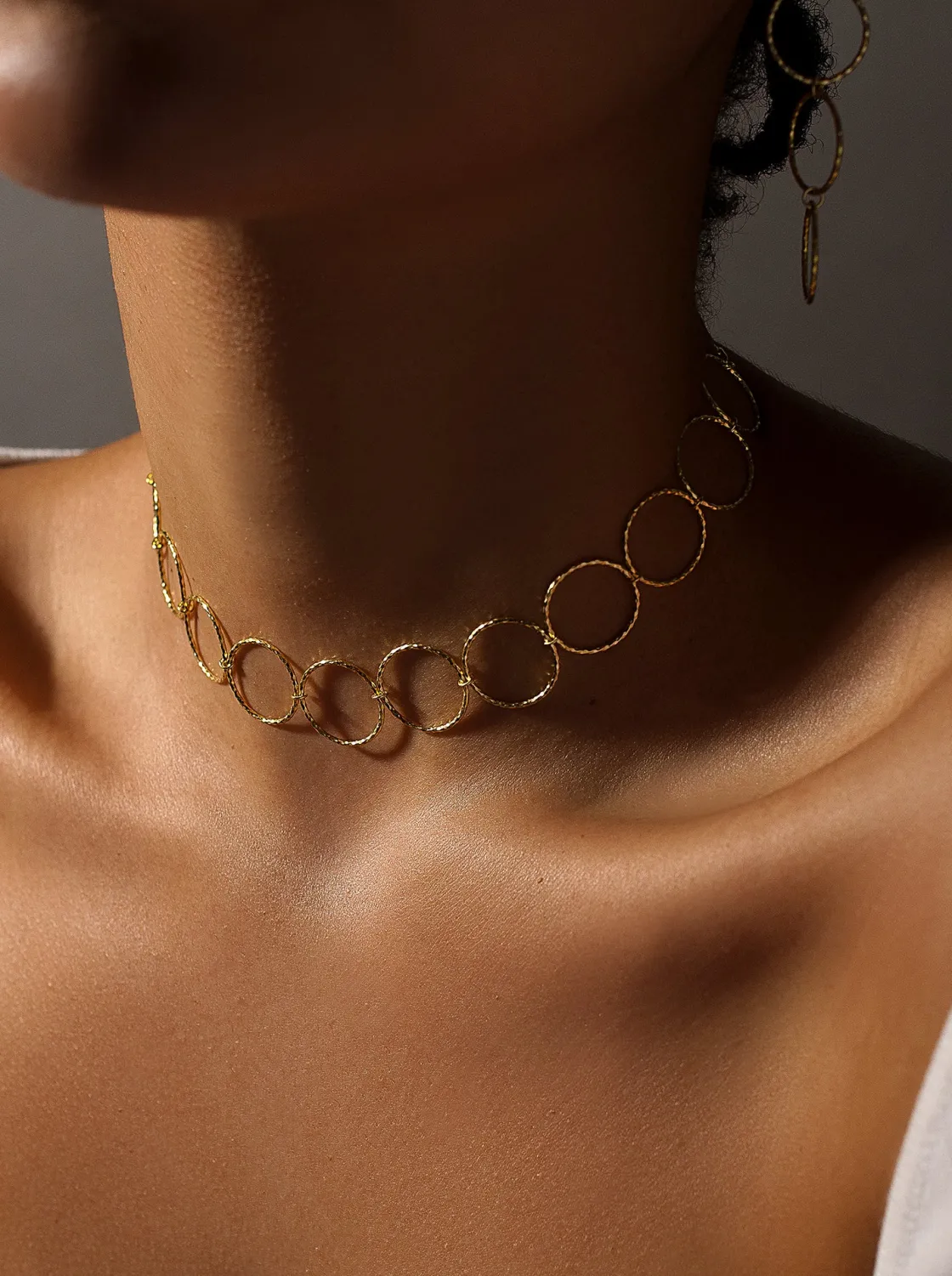 Collares Cortos | LINEARGENT Choker de plata bañada en oro diseño aros estilo boho