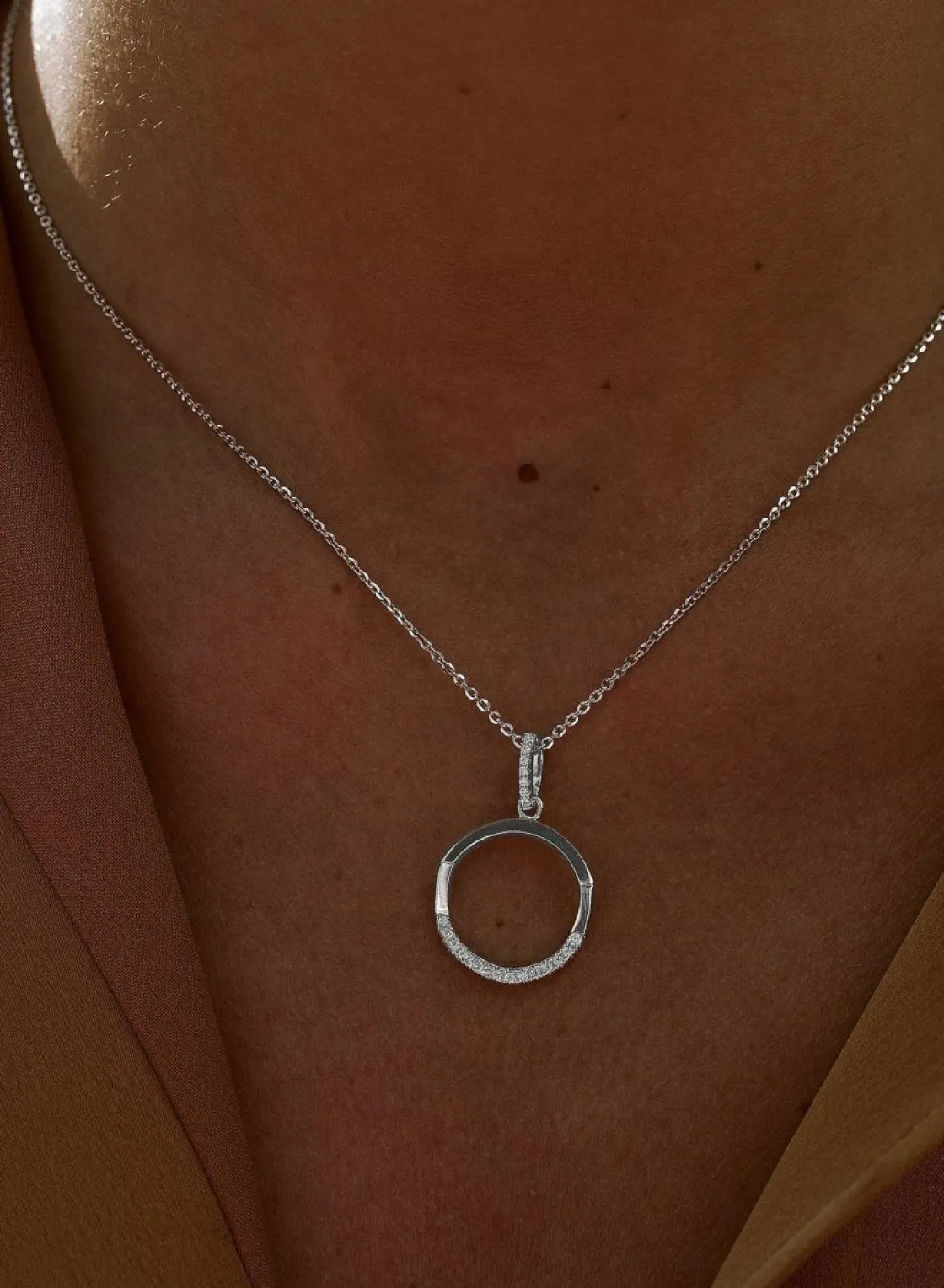 Colgante Brillante | LINEARGENT Colgante brillante de plata con diseño geométrico circular desigual y detalle de circonitas