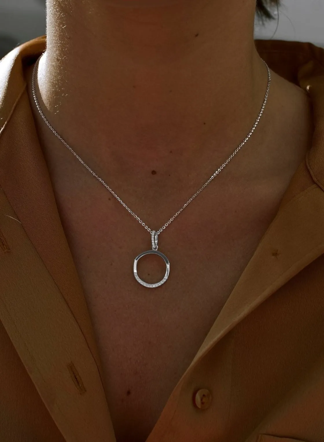 Colgante Brillante | LINEARGENT Colgante brillante de plata con diseño geométrico circular desigual y detalle de circonitas