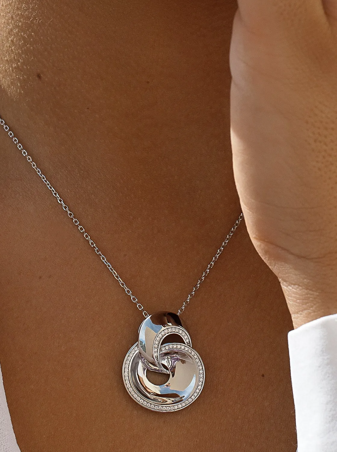 Colgante Brillante | LINEARGENT Colgante brillante diseño entrelazado con carriles de circonita