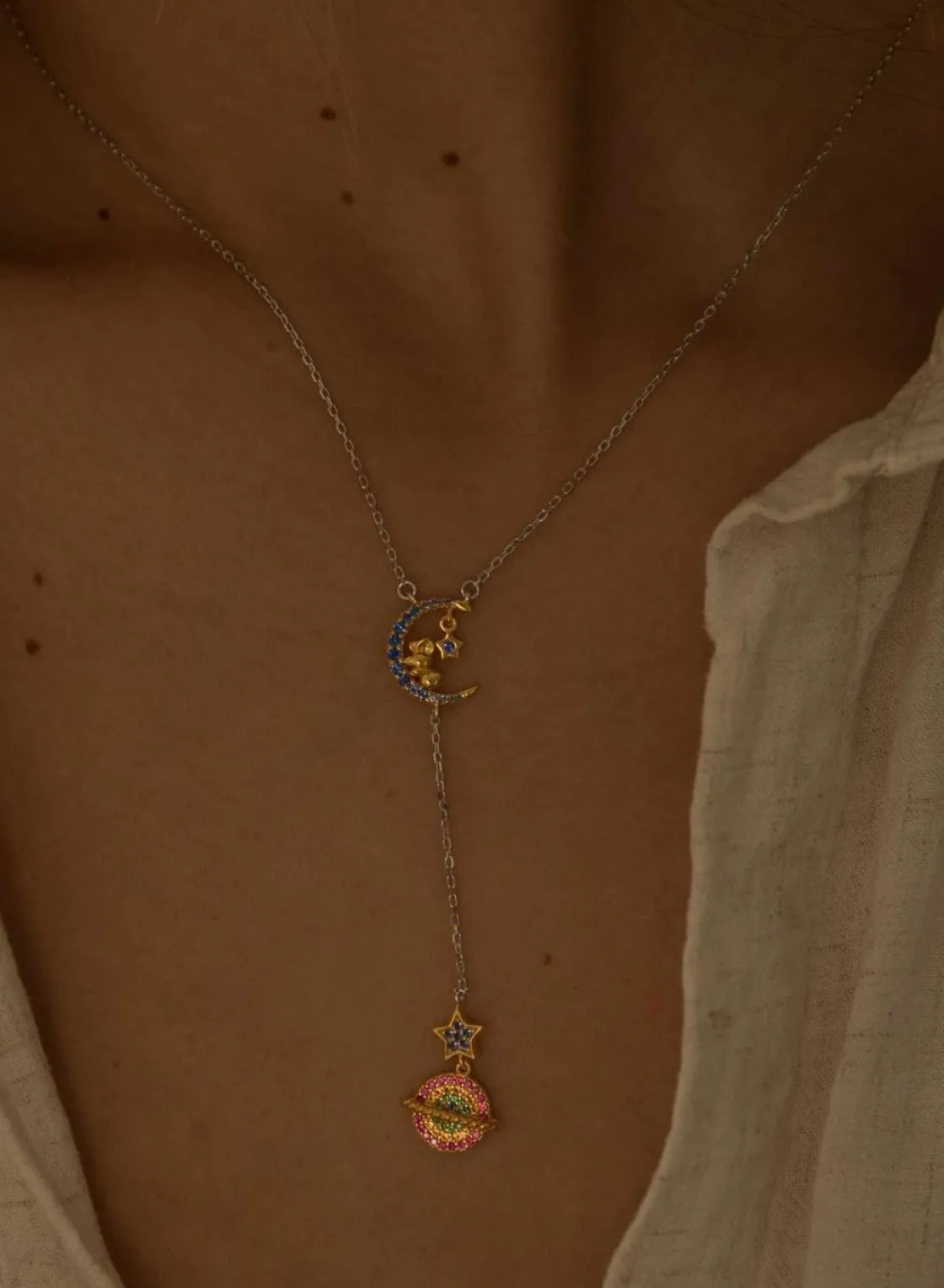 Collares Largos | LINEARGENT Colgante de plata con dos mini charms en motivo de luna y planeta con detalle de circonitas multicolores