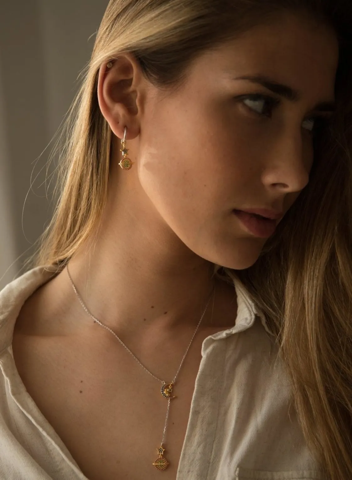 Collares Largos | LINEARGENT Colgante de plata con dos mini charms en motivo de luna y planeta con detalle de circonitas multicolores