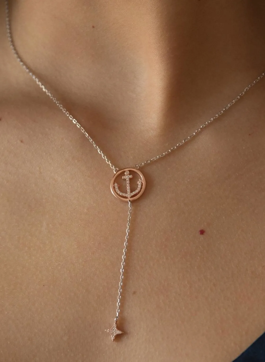 Colgantes Bicolor | LINEARGENT Colgantes bicolor de plata bañado en rosa con dos mini charms en motivo de ancla y estrella con detalle de circonitas blancas
