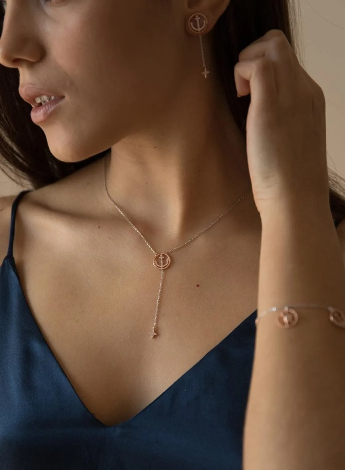 Colgantes Bicolor | LINEARGENT Colgantes bicolor de plata bañado en rosa con dos mini charms en motivo de ancla y estrella con detalle de circonitas blancas