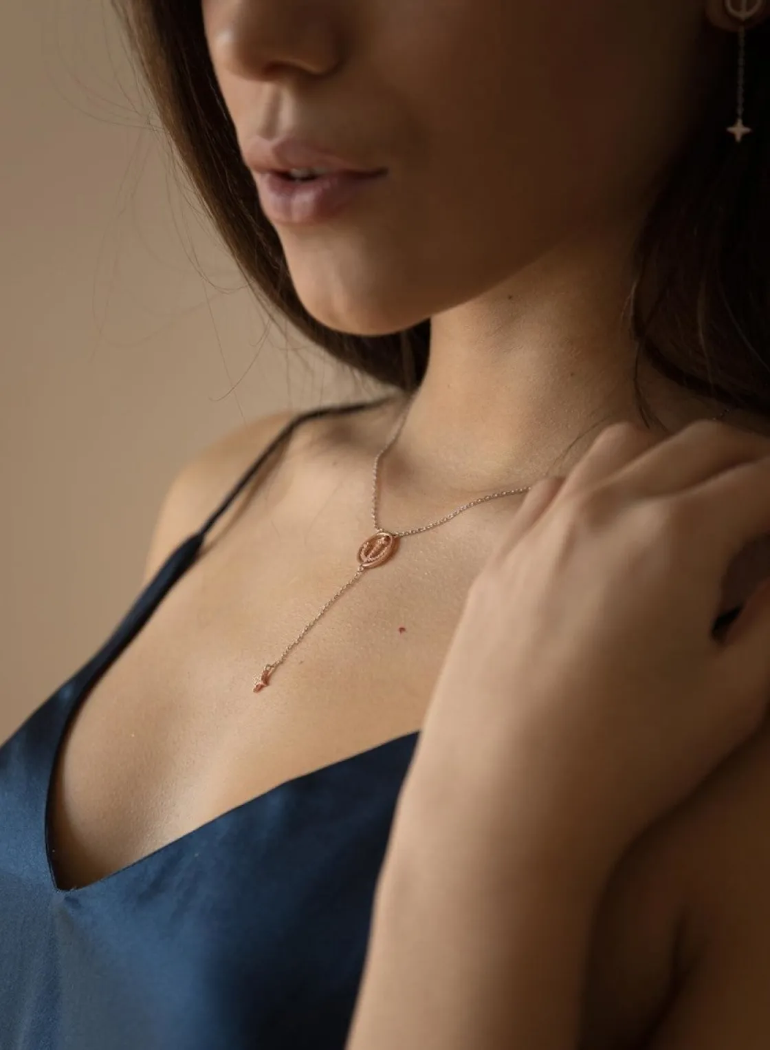 Colgantes Bicolor | LINEARGENT Colgantes bicolor de plata bañado en rosa con dos mini charms en motivo de ancla y estrella con detalle de circonitas blancas