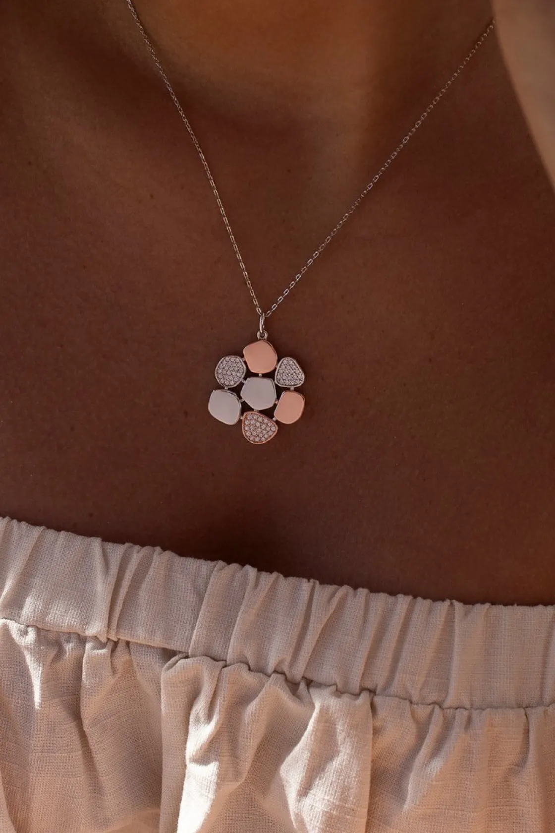 Colgantes Bicolor | LINEARGENT Colgantes bicolor de plata con motivo floral de plata lisa y circonita