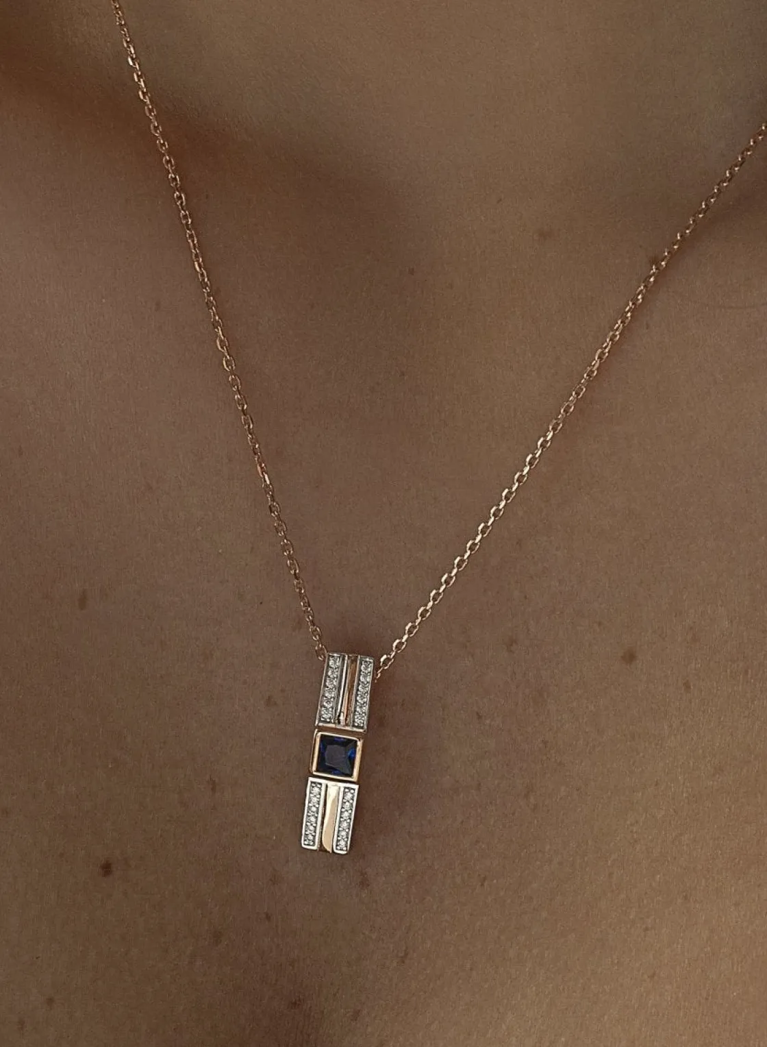 Colgantes Bicolor | Collares Con Piedras | LINEARGENT Colgantes bicolor diseño rectangular con gema central
