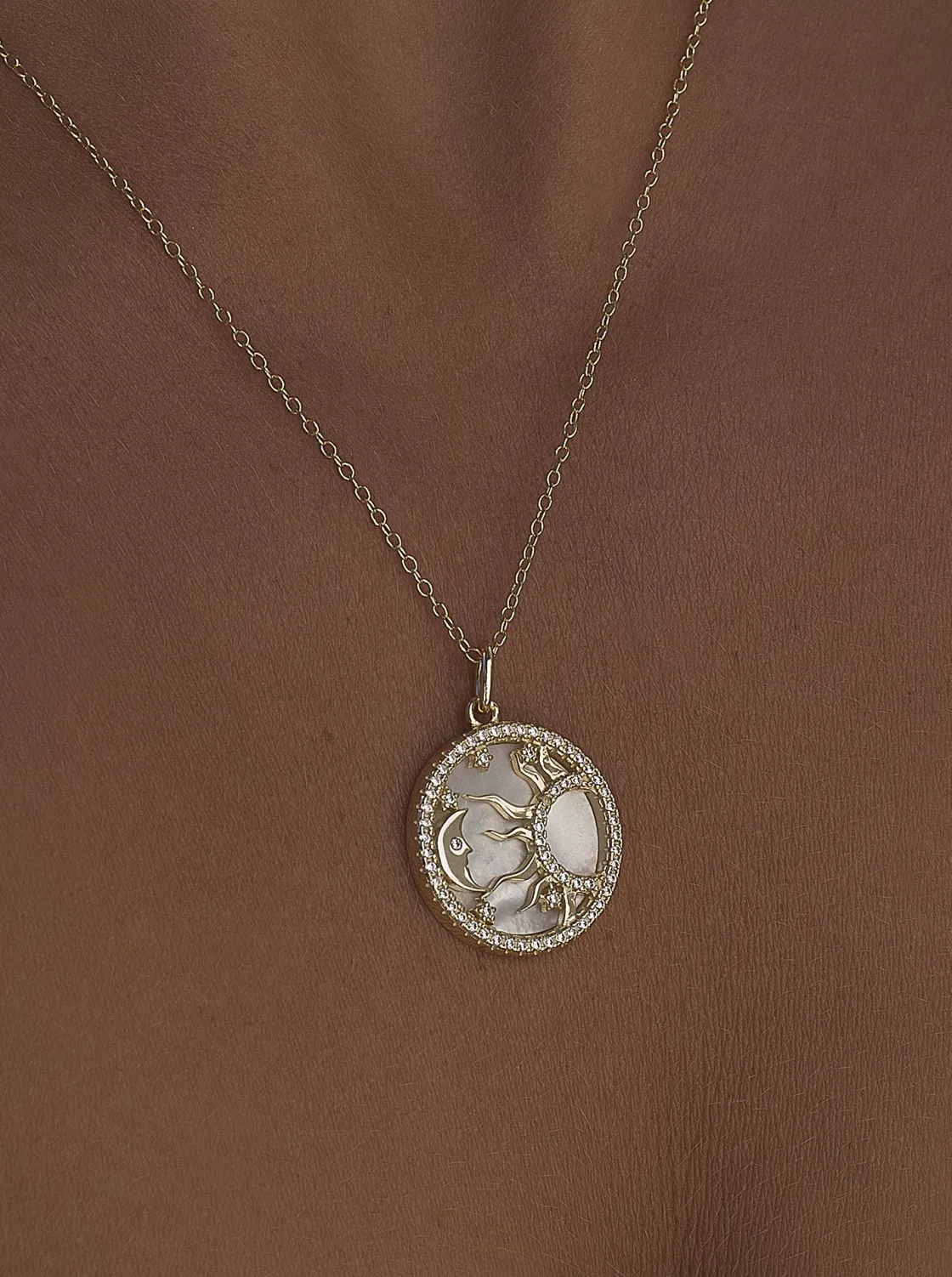 Collar Medalla | LINEARGENT Collar medalla diseño sol y luna con ópalo y circonitas