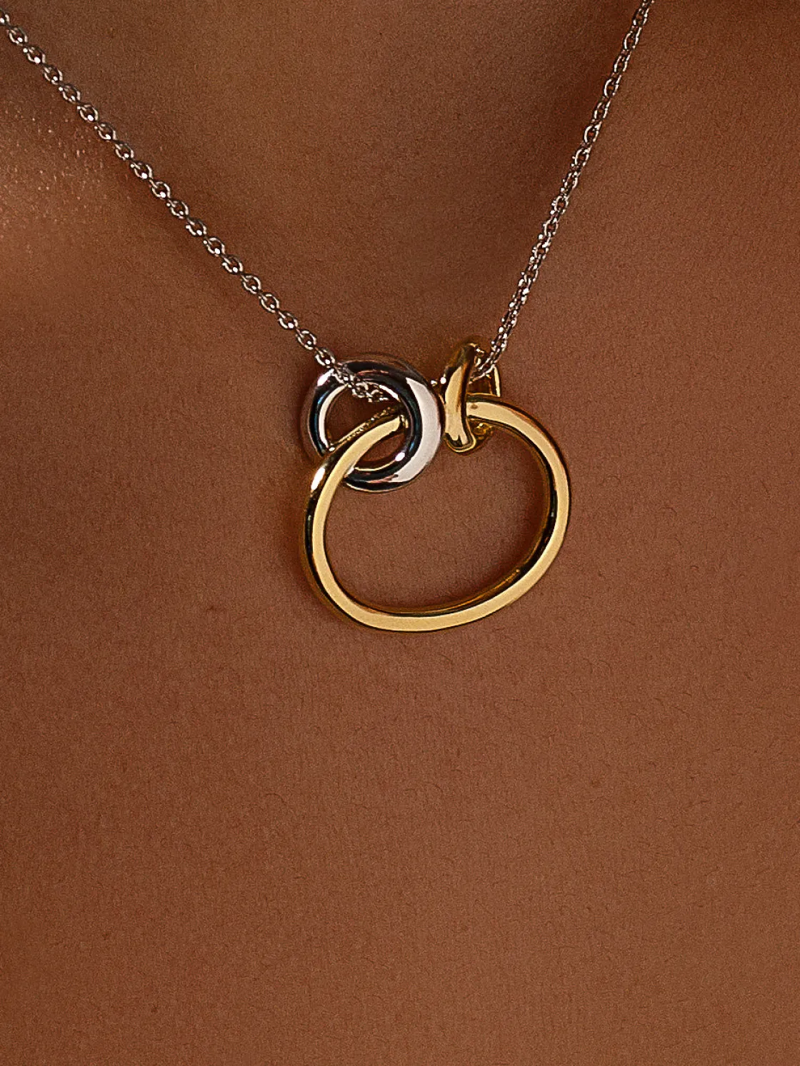 Colgantes Bicolor | LINEARGENT Collares con colgantes diseño aro bañado en oro formado por dos argollas pequeñas en la parte superior