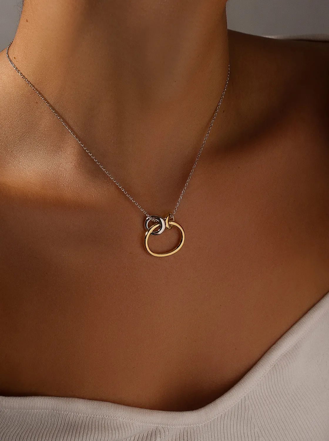 Colgantes Bicolor | LINEARGENT Collares con colgantes diseño aro bañado en oro formado por dos argollas pequeñas en la parte superior