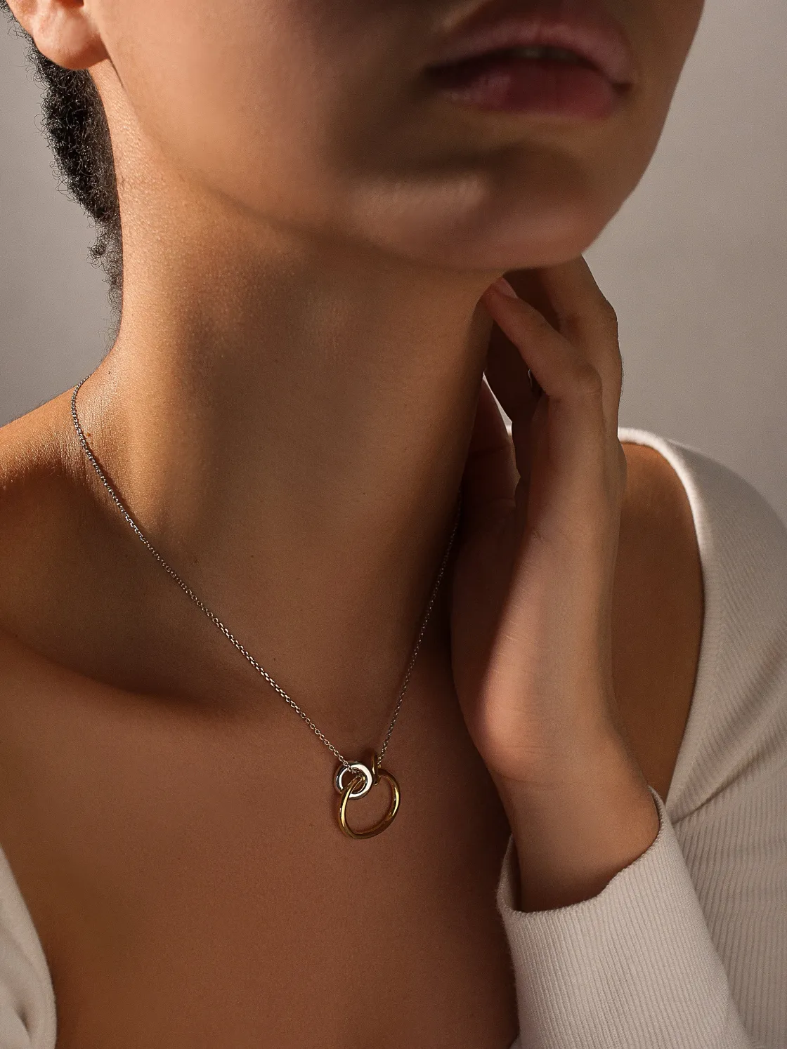 Colgantes Bicolor | LINEARGENT Collares con colgantes diseño aro bañado en oro formado por dos argollas pequeñas en la parte superior