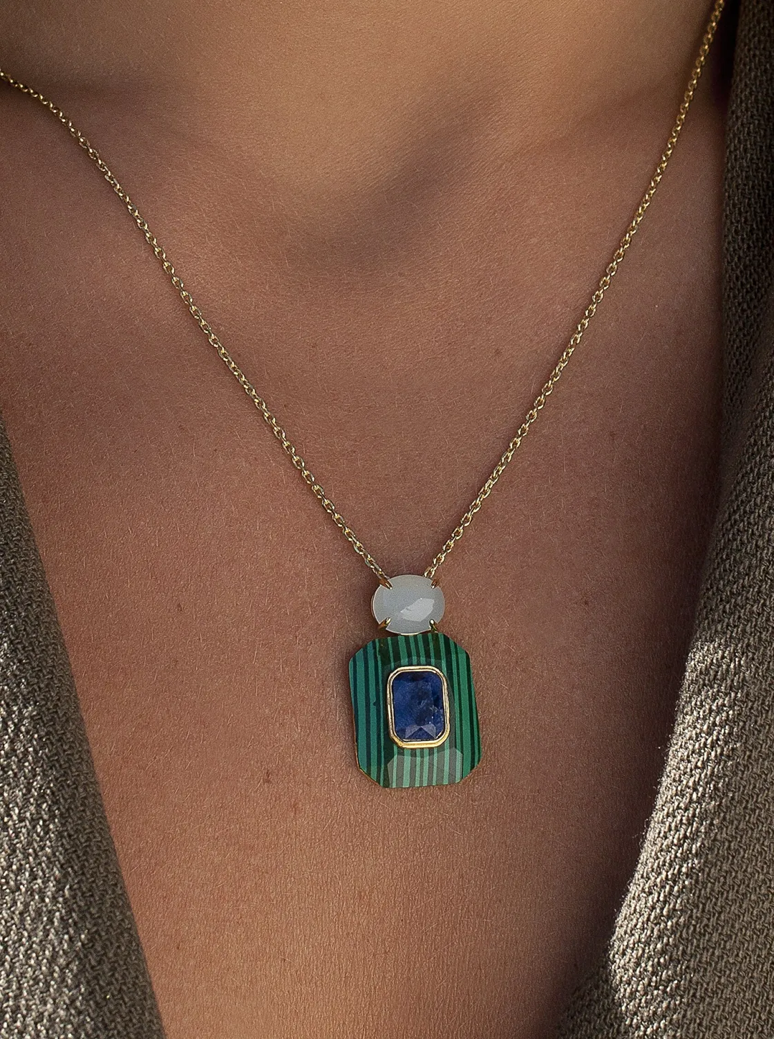 Collares Con Piedras | LINEARGENT Collares con colgantes en tonos verdes y motivo central con piedra en azul marino