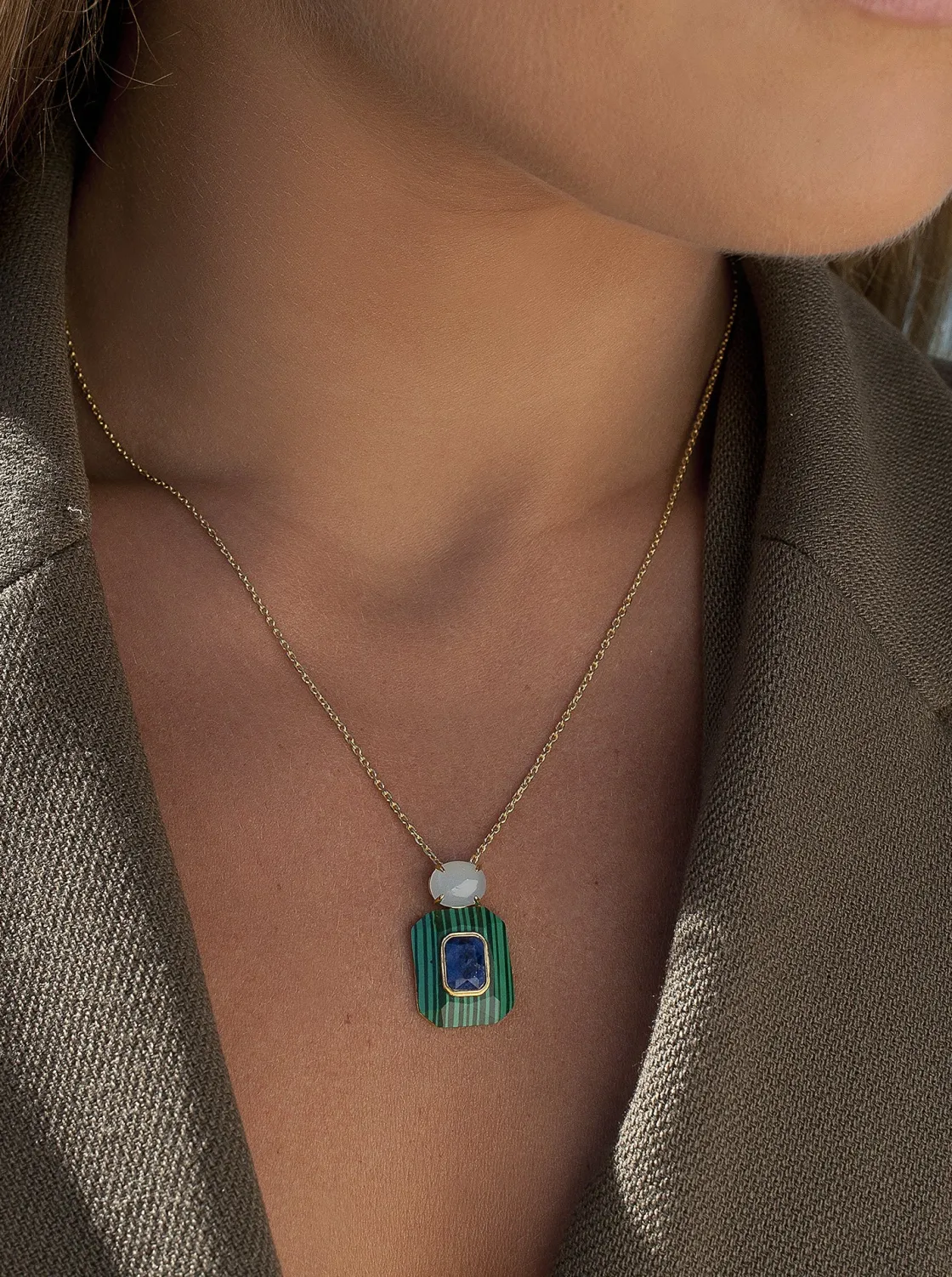Collares Con Piedras | LINEARGENT Collares con colgantes en tonos verdes y motivo central con piedra en azul marino