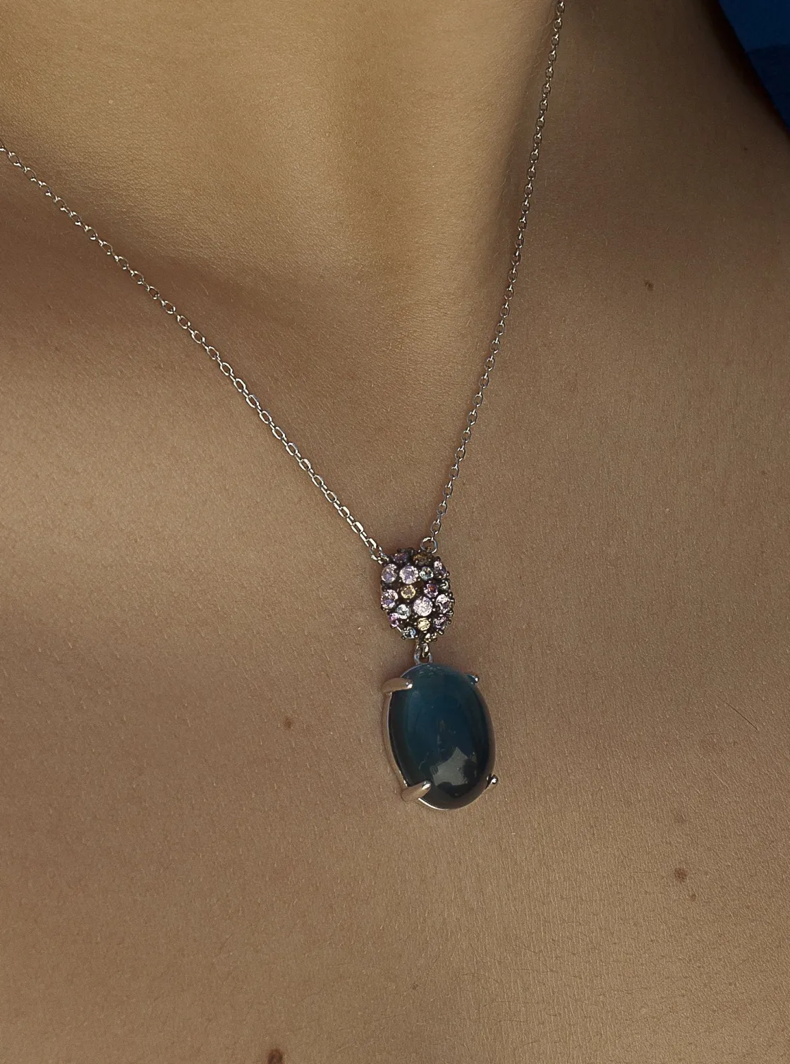 Collares Con Piedras | Collares Cortos | LINEARGENT Collares con piedras en tono navyblue y circonitas de colores
