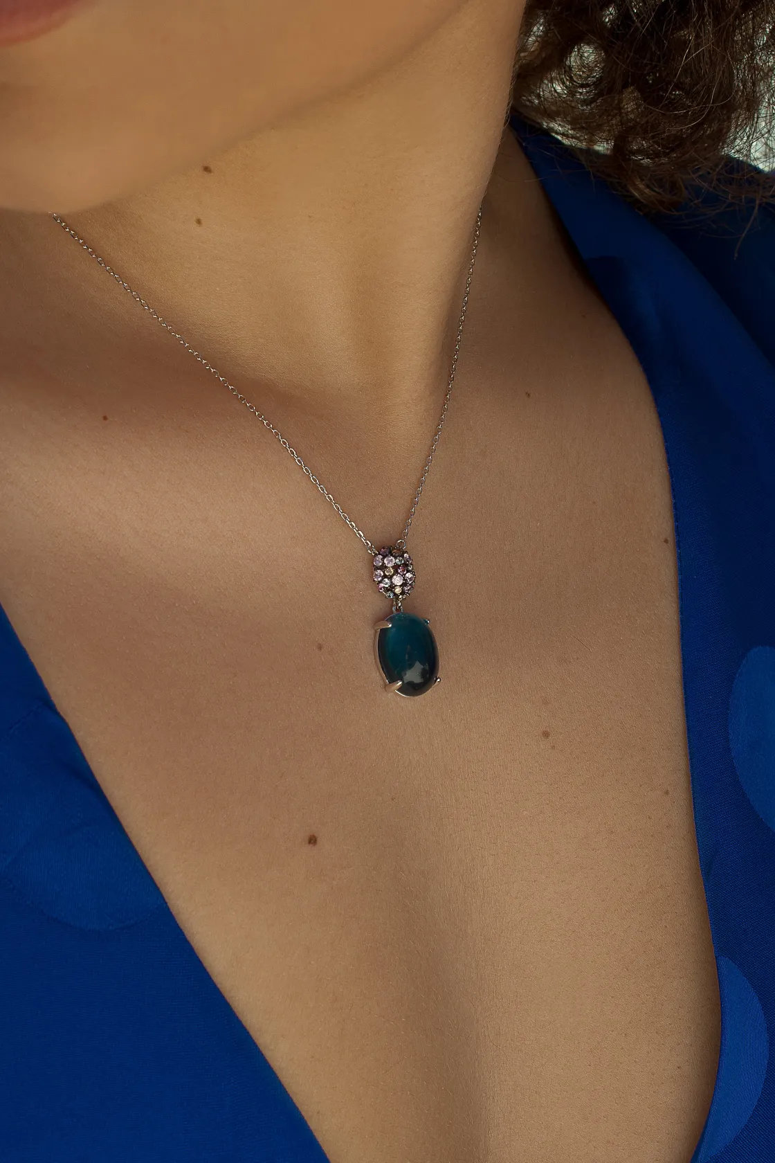 Collares Con Piedras | Collares Cortos | LINEARGENT Collares con piedras en tono navyblue y circonitas de colores