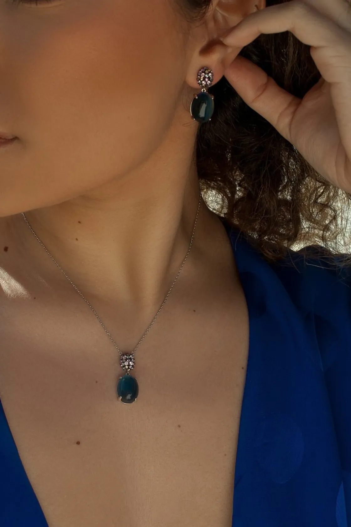 Collares Con Piedras | Collares Cortos | LINEARGENT Collares con piedras en tono navyblue y circonitas de colores