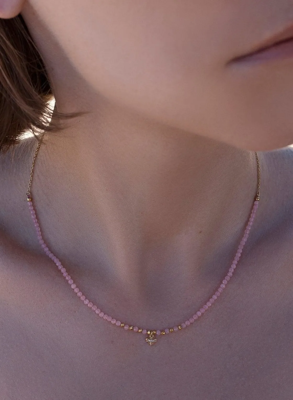 Collares Con Piedras | Collares Cortos | LINEARGENT Collares cortos diseño charm de abeja con abalorios