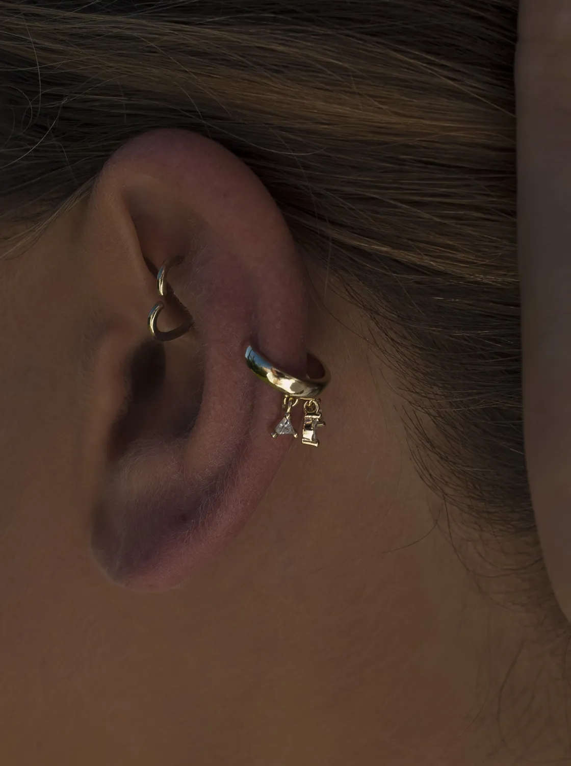 Ear Cuff | LINEARGENT Ear cuff de plata bañada en oro diseño circonitas colgando