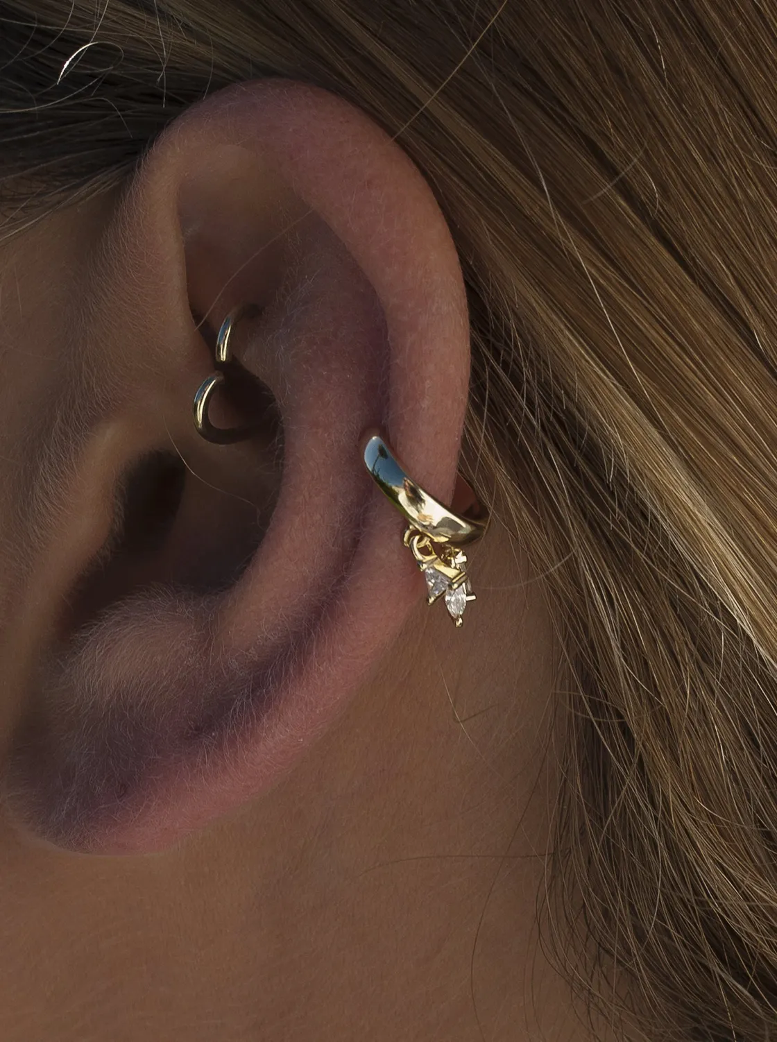 Ear Cuff | LINEARGENT Ear cuff de plata bañada en oro diseño circonitas colgando