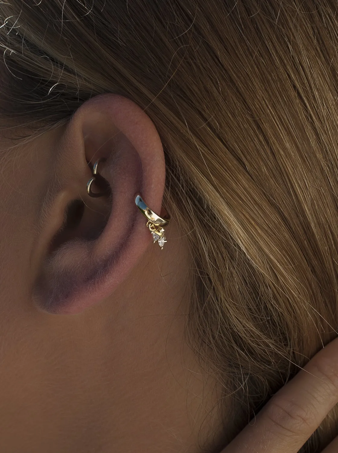 Ear Cuff | LINEARGENT Ear cuff de plata bañada en oro diseño circonitas colgando