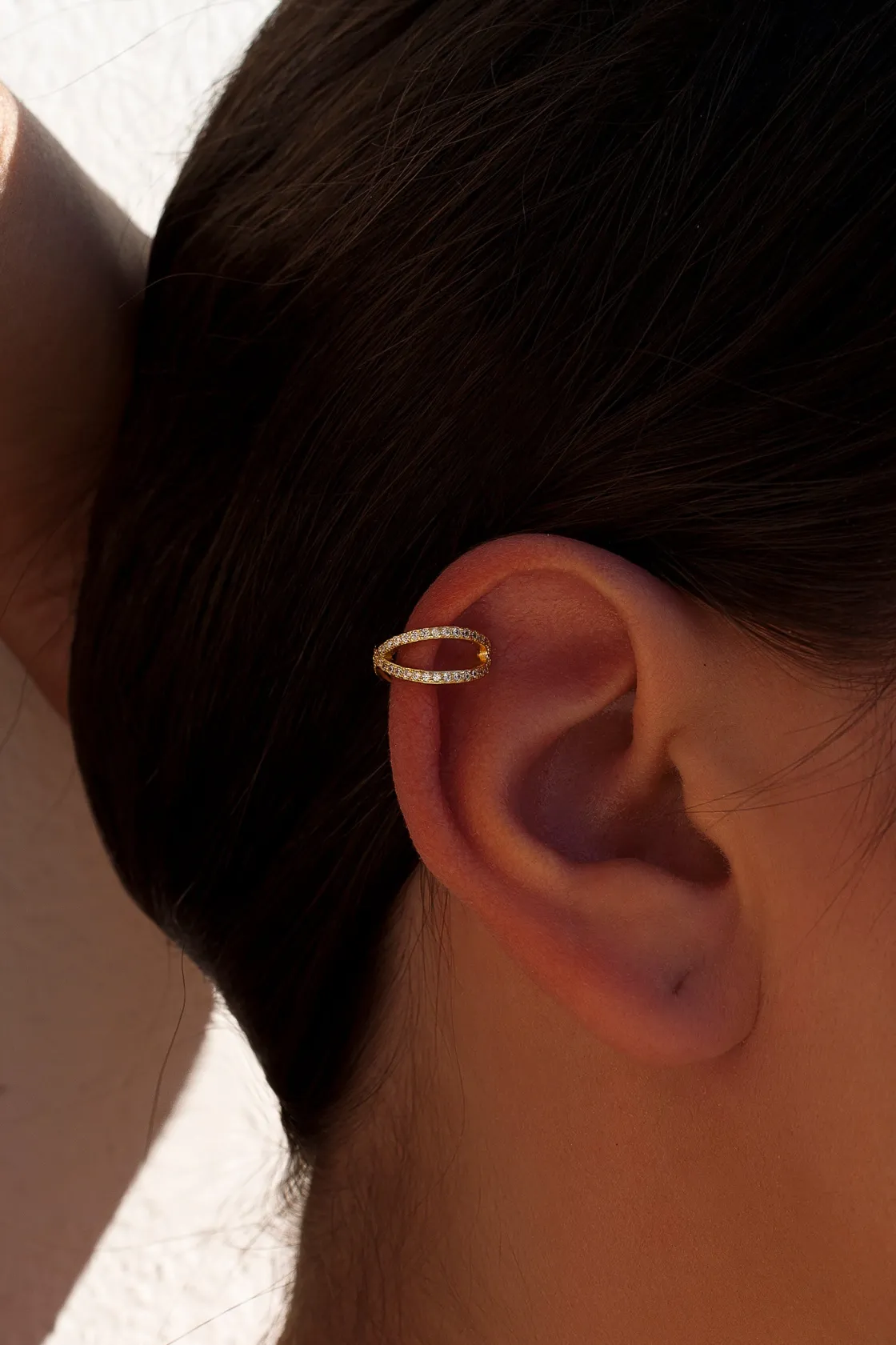 Ear Cuff | LINEARGENT Ear cuff de plata bañada en oro diseño cruzado de circonitas