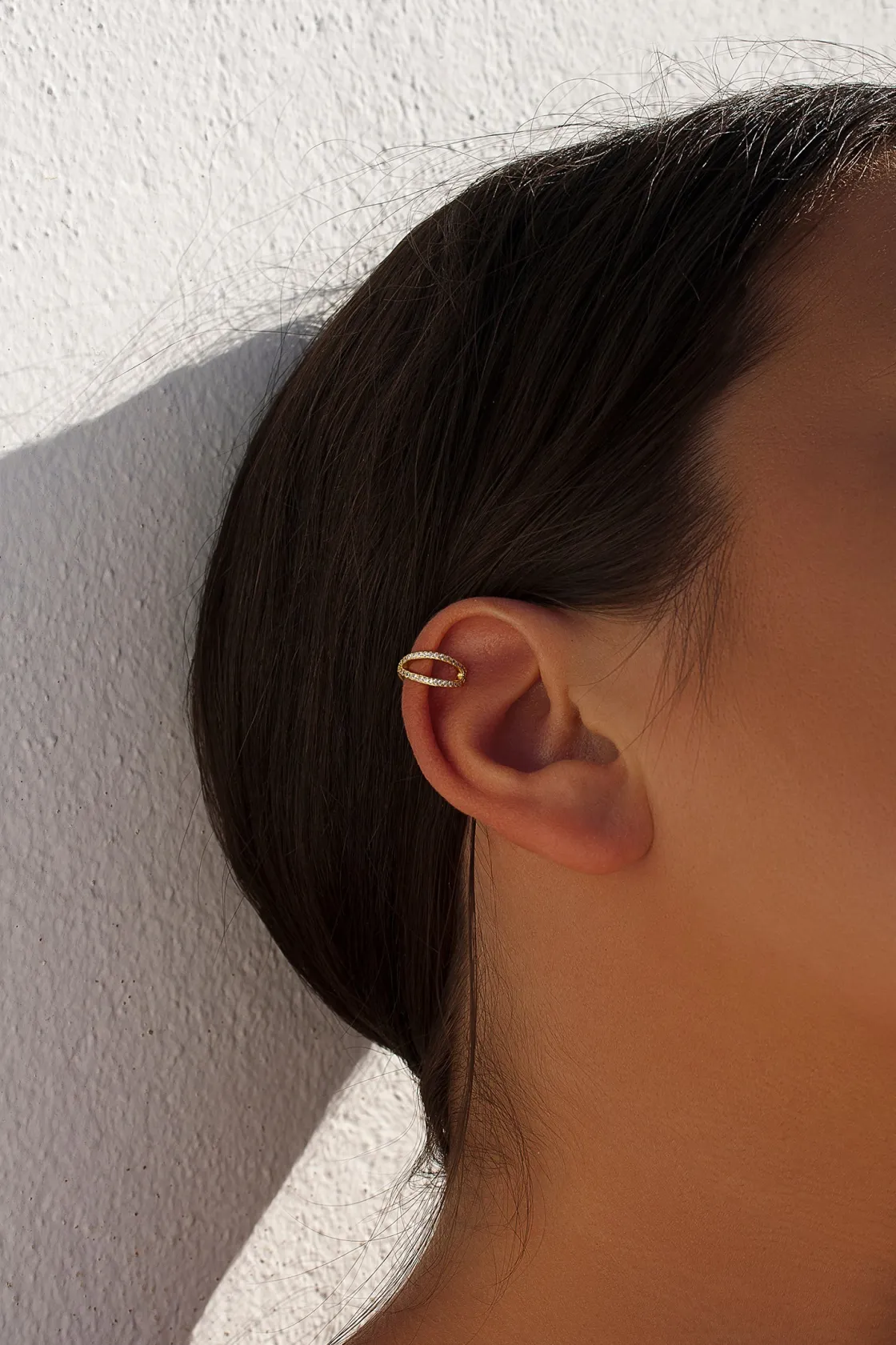 Ear Cuff | LINEARGENT Ear cuff de plata bañada en oro diseño cruzado de circonitas