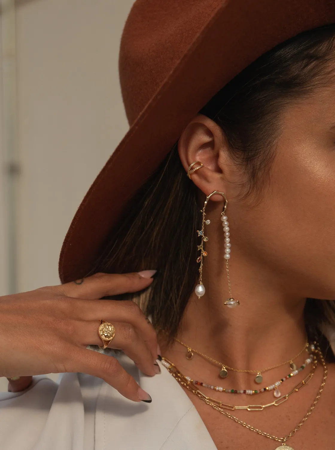 Ear Cuff | LINEARGENT Ear cuff de plata bañada en oro diseño cruzado de circonitas
