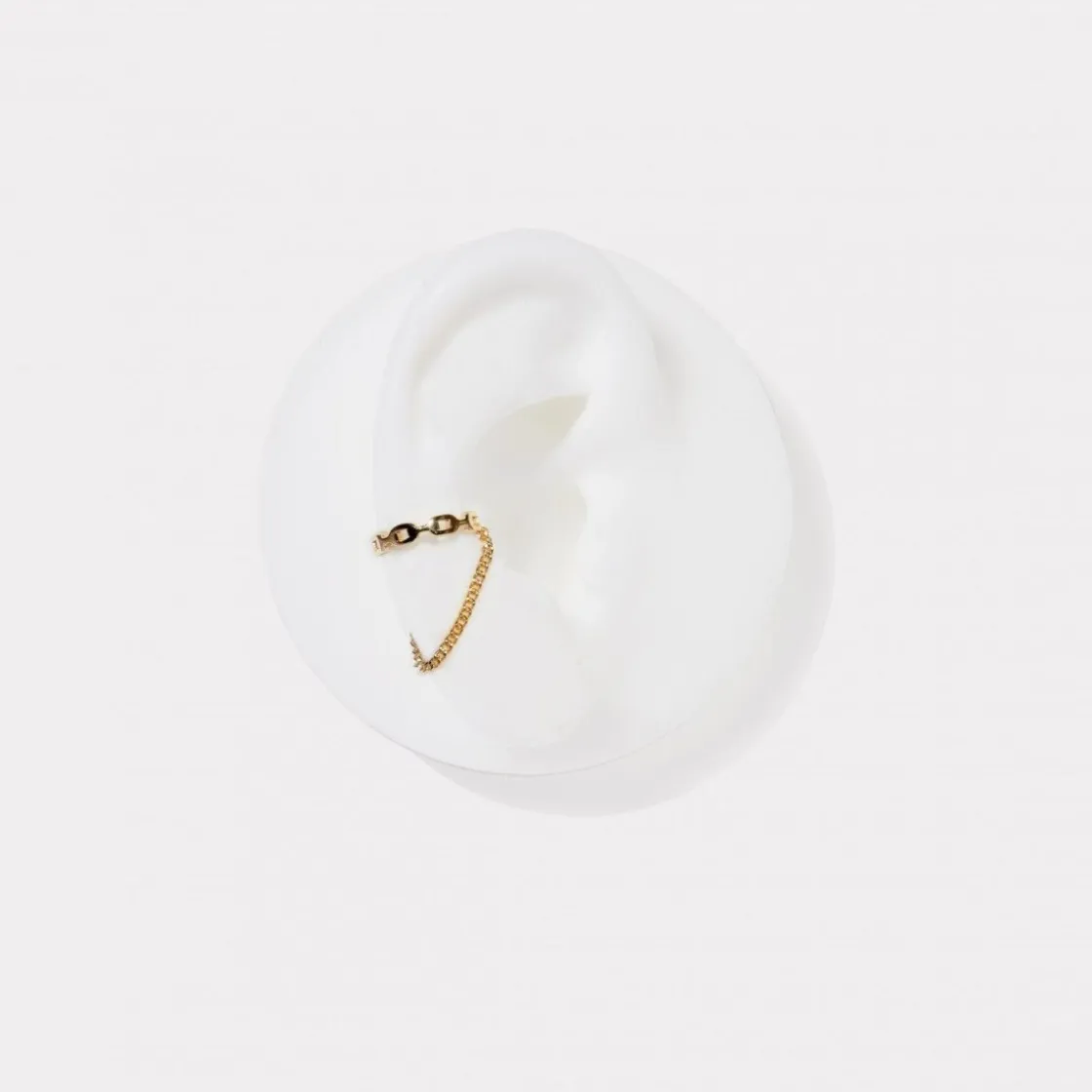 Ear Cuff | LINEARGENT Ear cuff de plata bañada en oro diseño doble cadena colgante