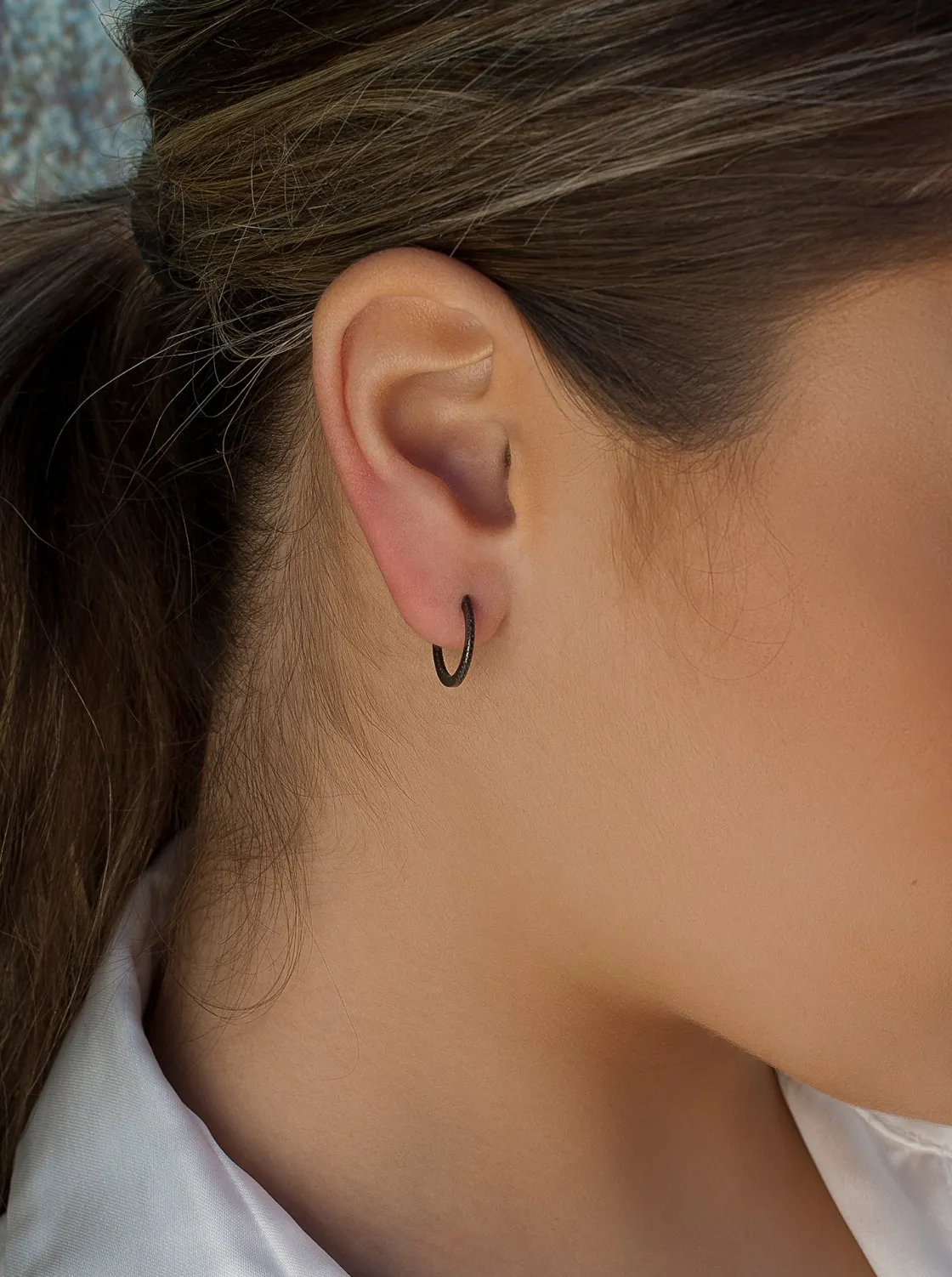 Pendientes Aro | LINEARGENT Pendientes aro baño rutenio con circonitas negras modelo pequeño