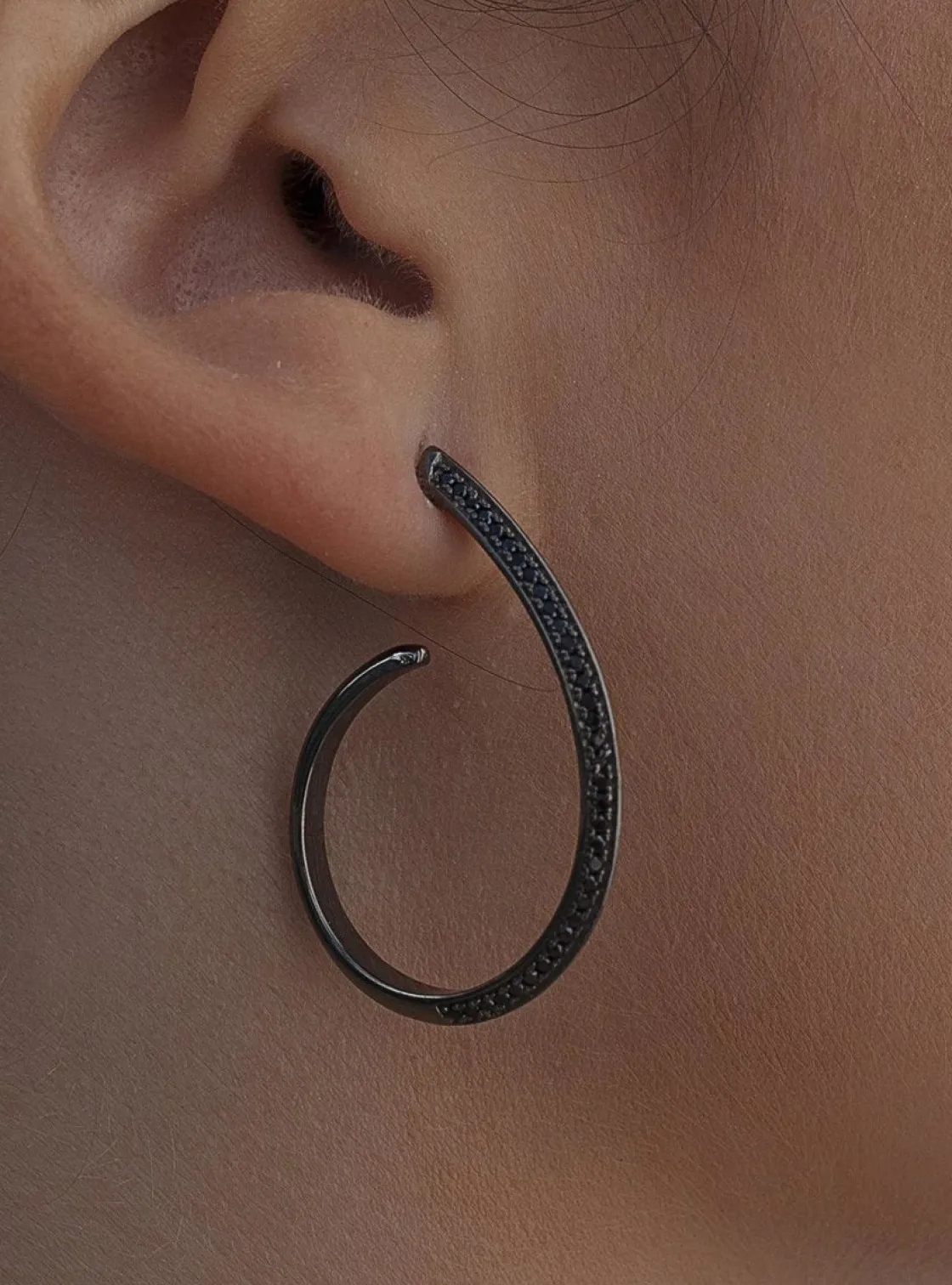 Pendientes Aro | LINEARGENT Pendientes aro con engaste de circonitas diseño semiabierto y baño de rutenio