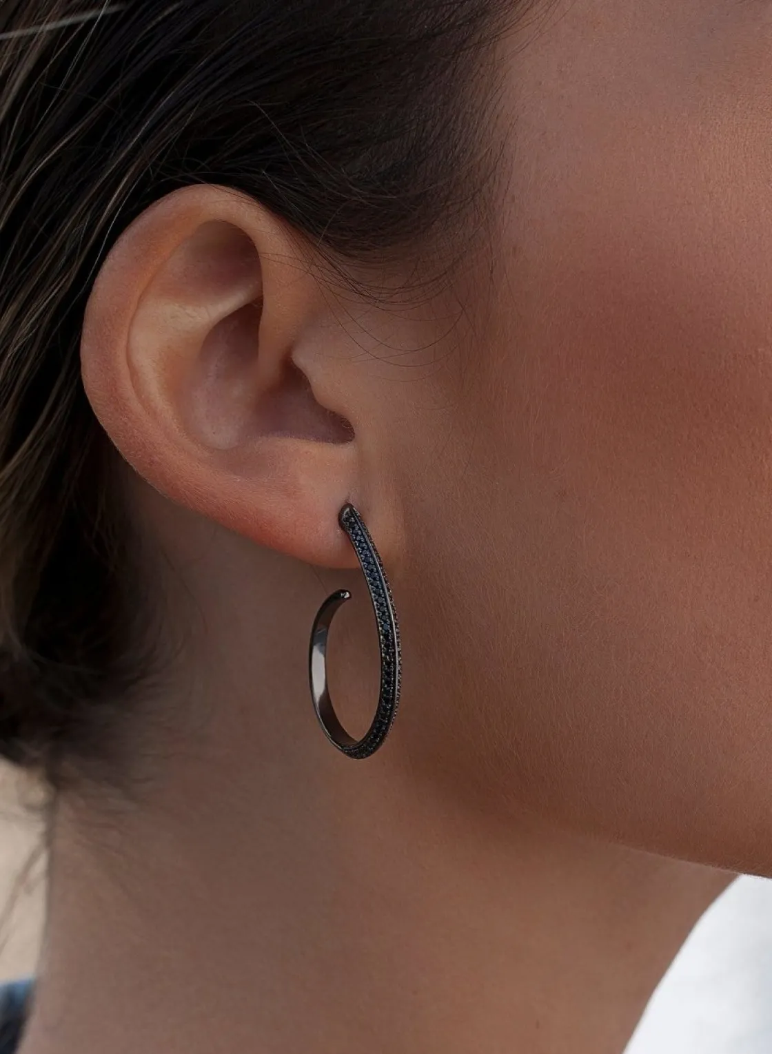 Pendientes Aro | LINEARGENT Pendientes aro con engaste de circonitas diseño semiabierto y baño de rutenio