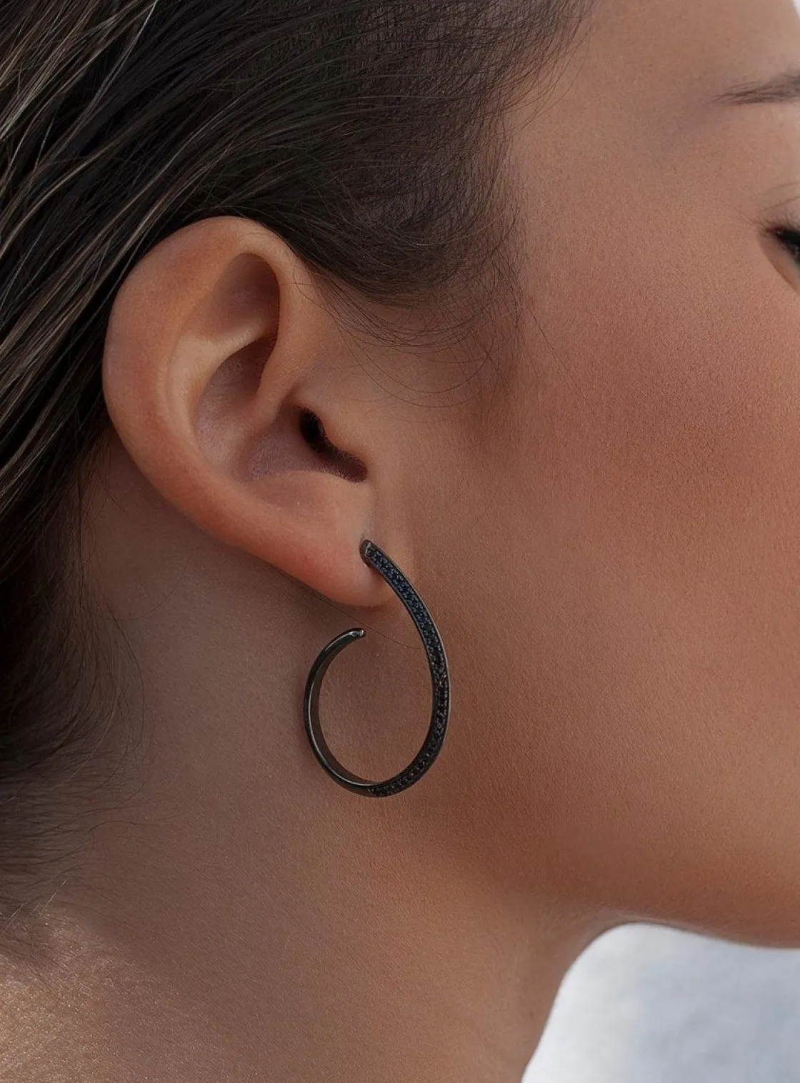 Pendientes Aro | LINEARGENT Pendientes aro con engaste de circonitas diseño semiabierto y baño de rutenio