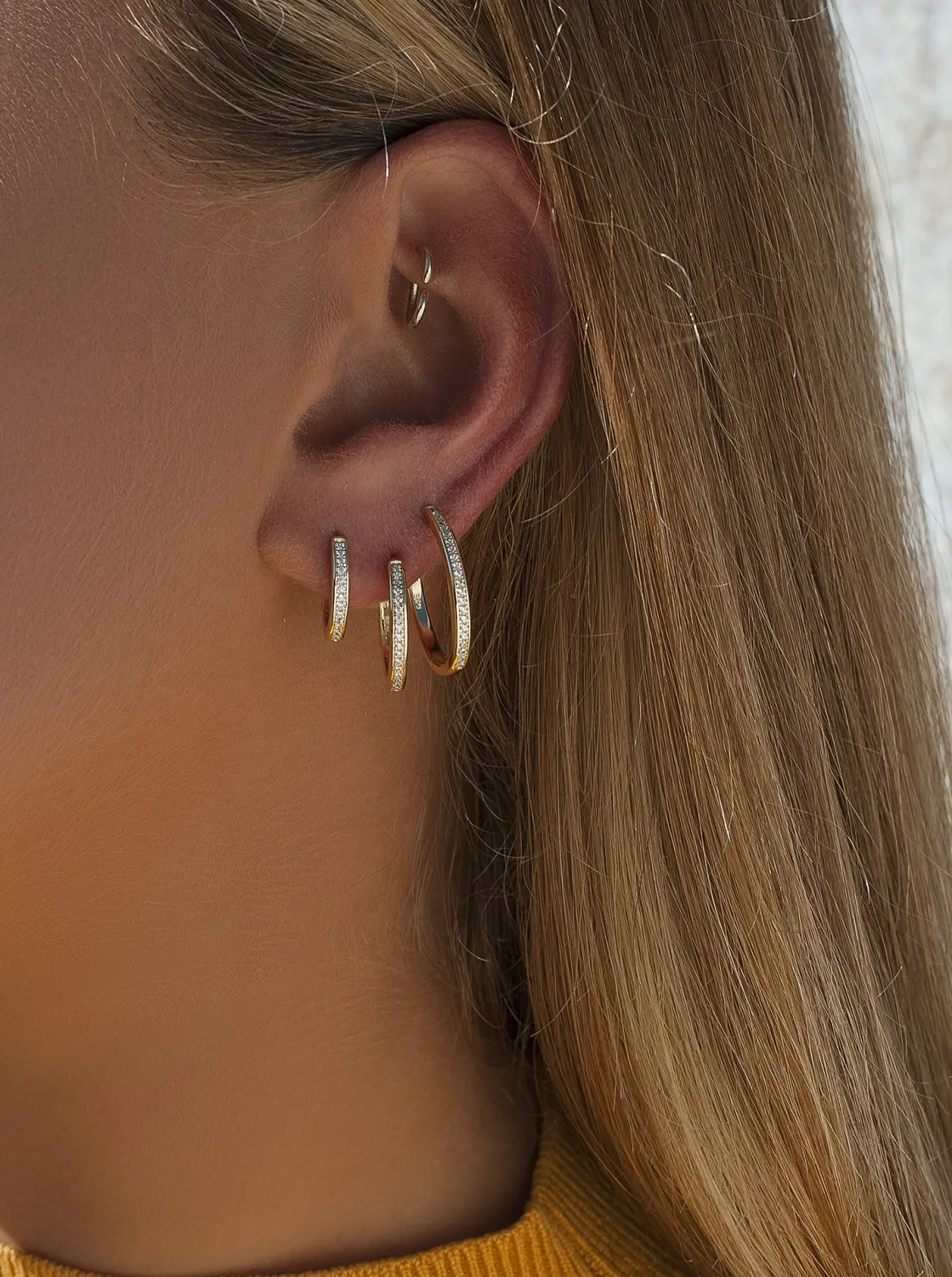 Pendientes Pequeños | Pendientes Aro | LINEARGENT Pendientes aro de plata bañada en oro diseño con circonitas