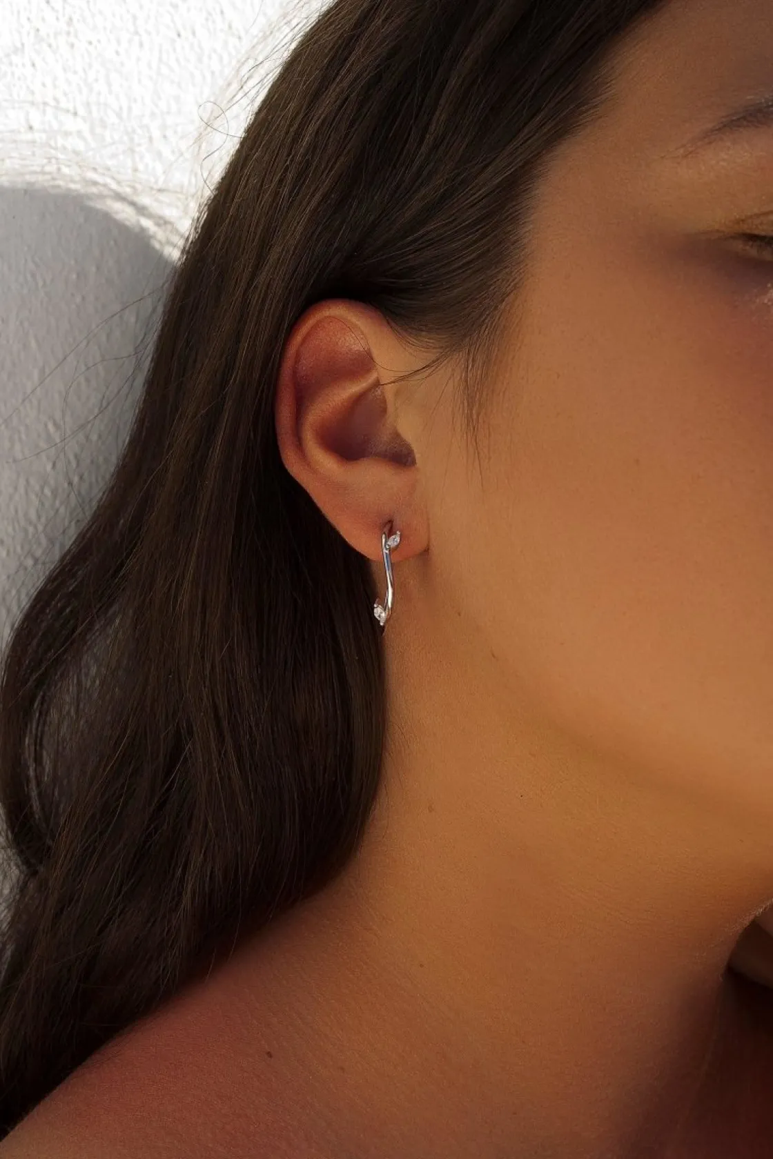Pendientes Aro | LINEARGENT Pendientes aro de plata de estilo curvilíneo con circonitas talla marquesa