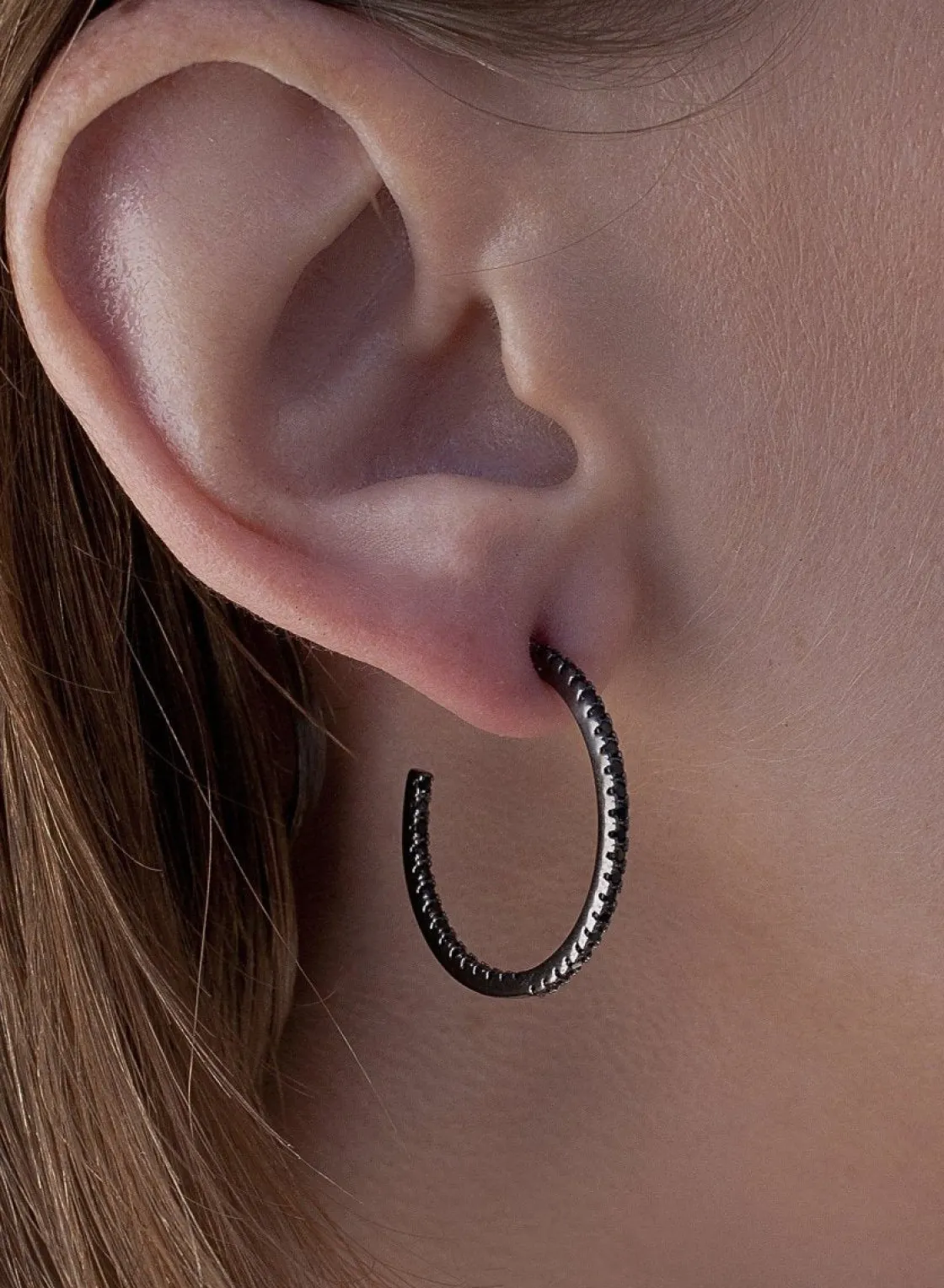 Pendientes Aro | LINEARGENT Pendientes aro medianos con doble raíl de circonitas negras y baño de rutenio