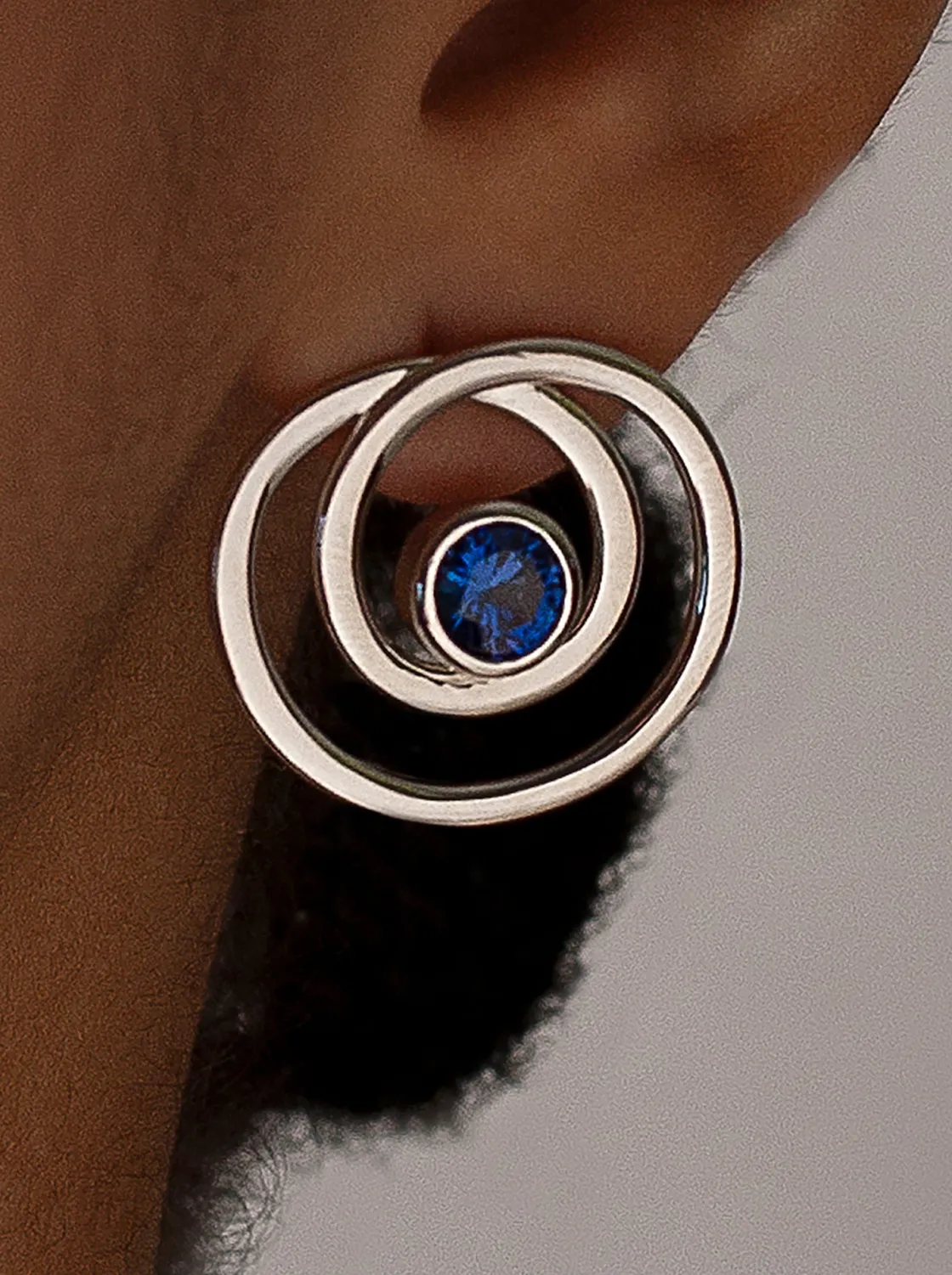 Pendientes De Piedras De Colores | Pendientes Pequeños | LINEARGENT Pendientes aro originales estilo espiral con circonitas tono zafiro