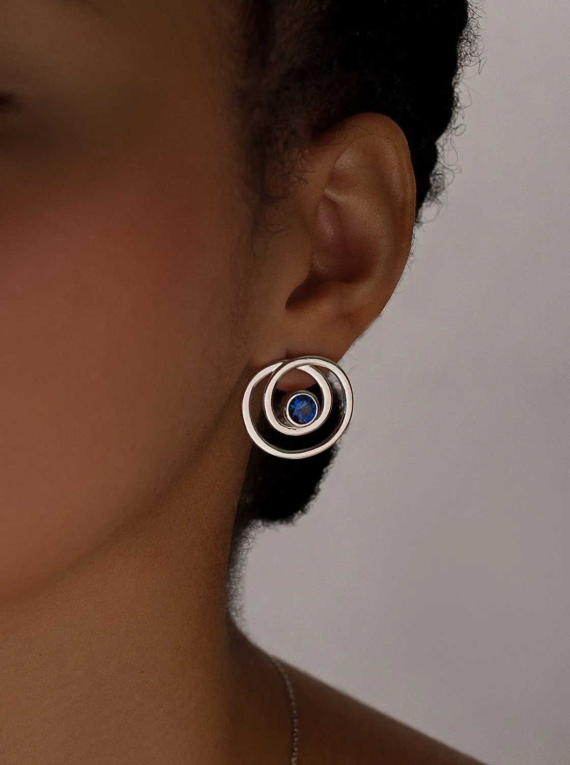 Pendientes De Piedras De Colores | Pendientes Pequeños | LINEARGENT Pendientes aro originales estilo espiral con circonitas tono zafiro