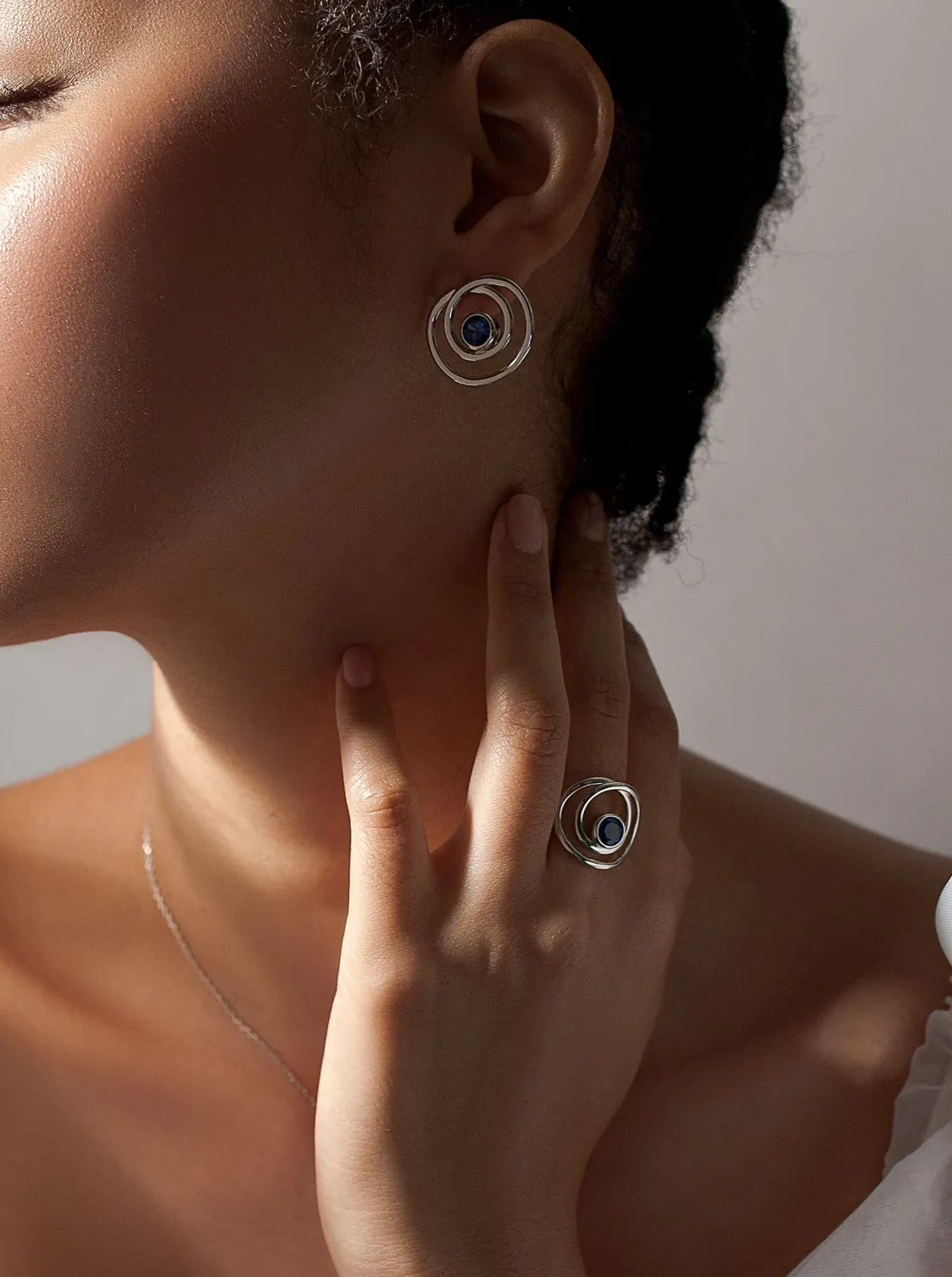 Pendientes De Piedras De Colores | Pendientes Pequeños | LINEARGENT Pendientes aro originales estilo espiral con circonitas tono zafiro